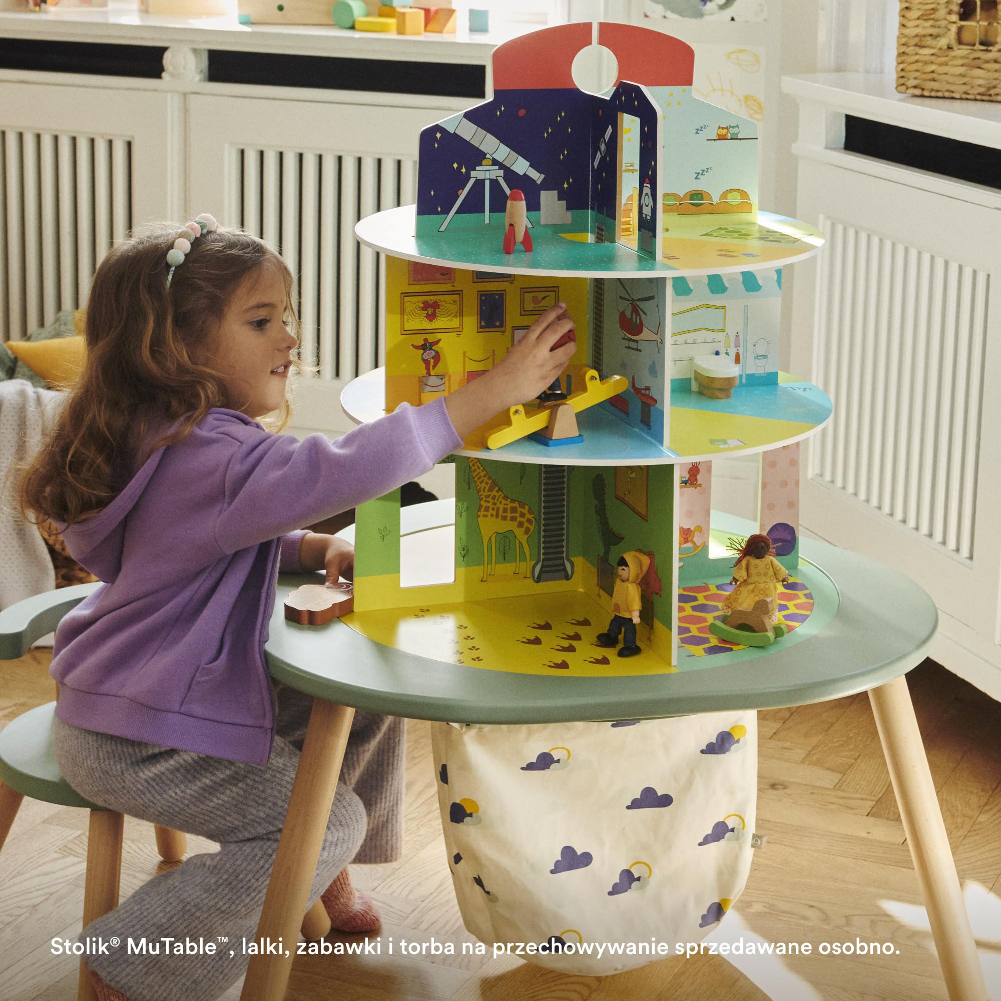 Domek do zabawy Stokke MuTable - nowy design 2023 r. - zawiera plac zabaw, dom rodzinny, muzeum i przedszkole - wykonany z drewna, montaż bez użycia śrub - dla dzieci w wieku 3+ lat