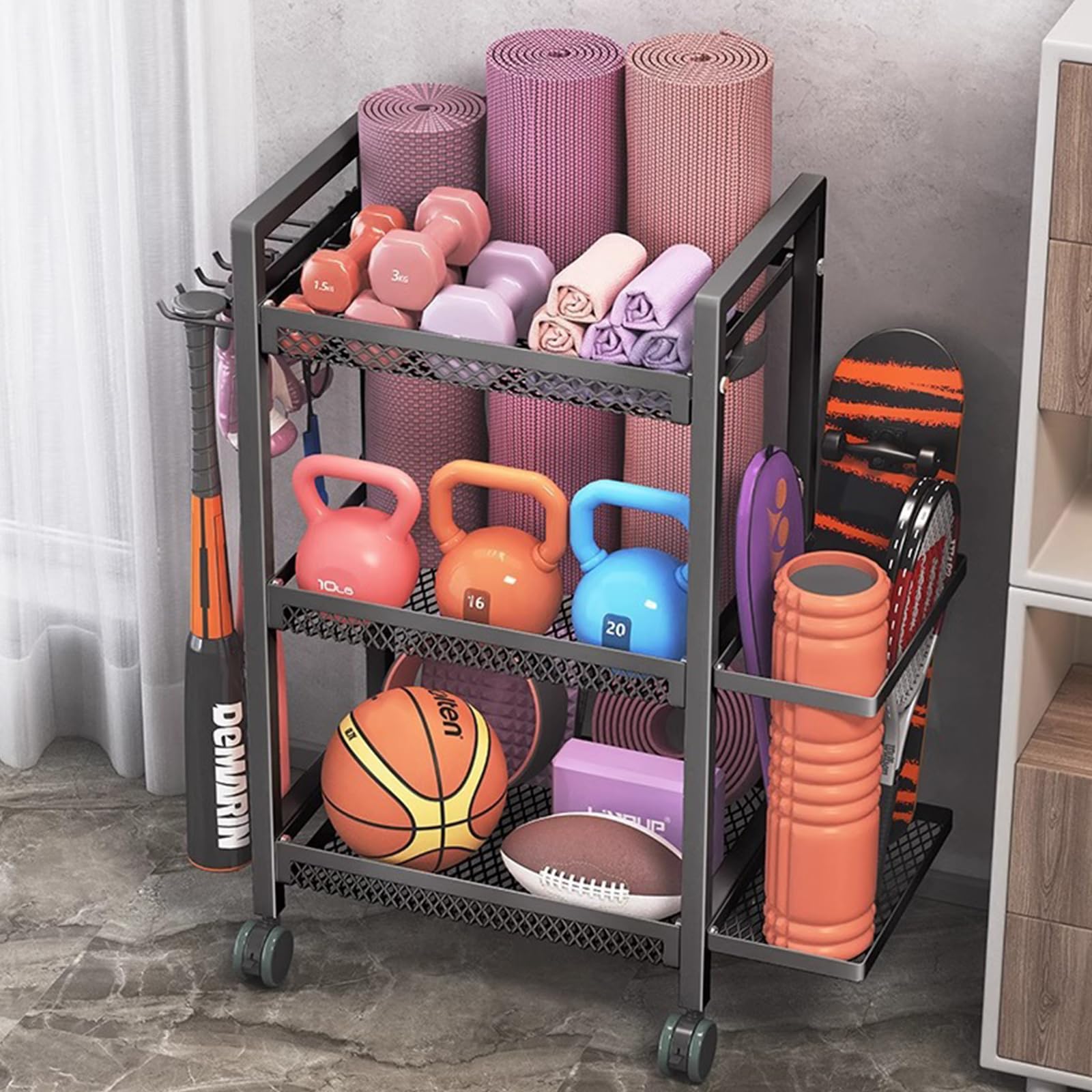 Organizador de equipo deportivo con ruedas, soporte de 3 niveles para tapete de yoga, gimnasio en casa, estante de almacenamiento con ganchos y ruedas giratorias para interiores y exteriores, acero al