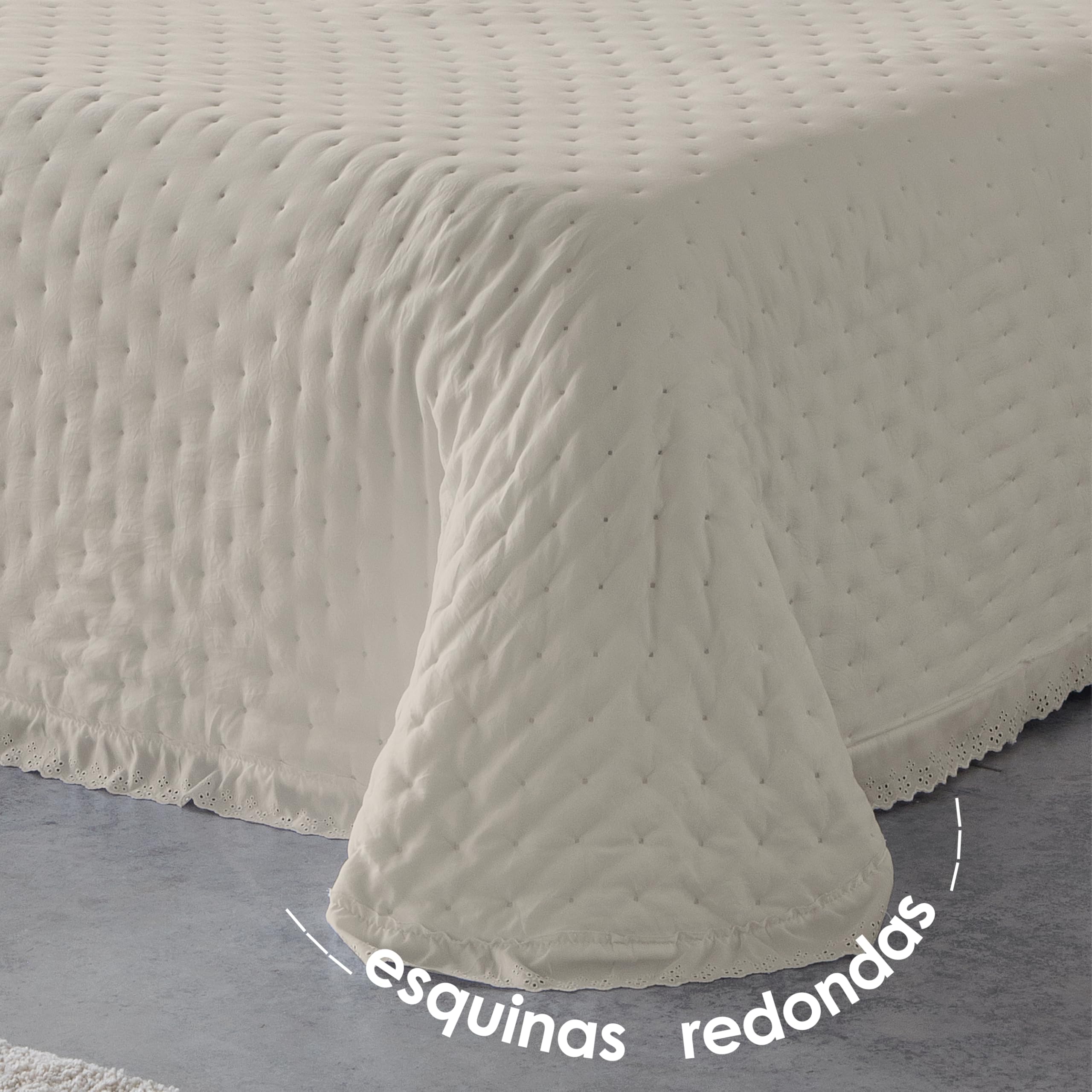 Fundeco - Colcha Cama de 150 - Tejido Jacquard - 250x270 - Color Lino - Incluye 2 Fundas de Cojín Decorativo 50x70 cm (Adelia Lino)