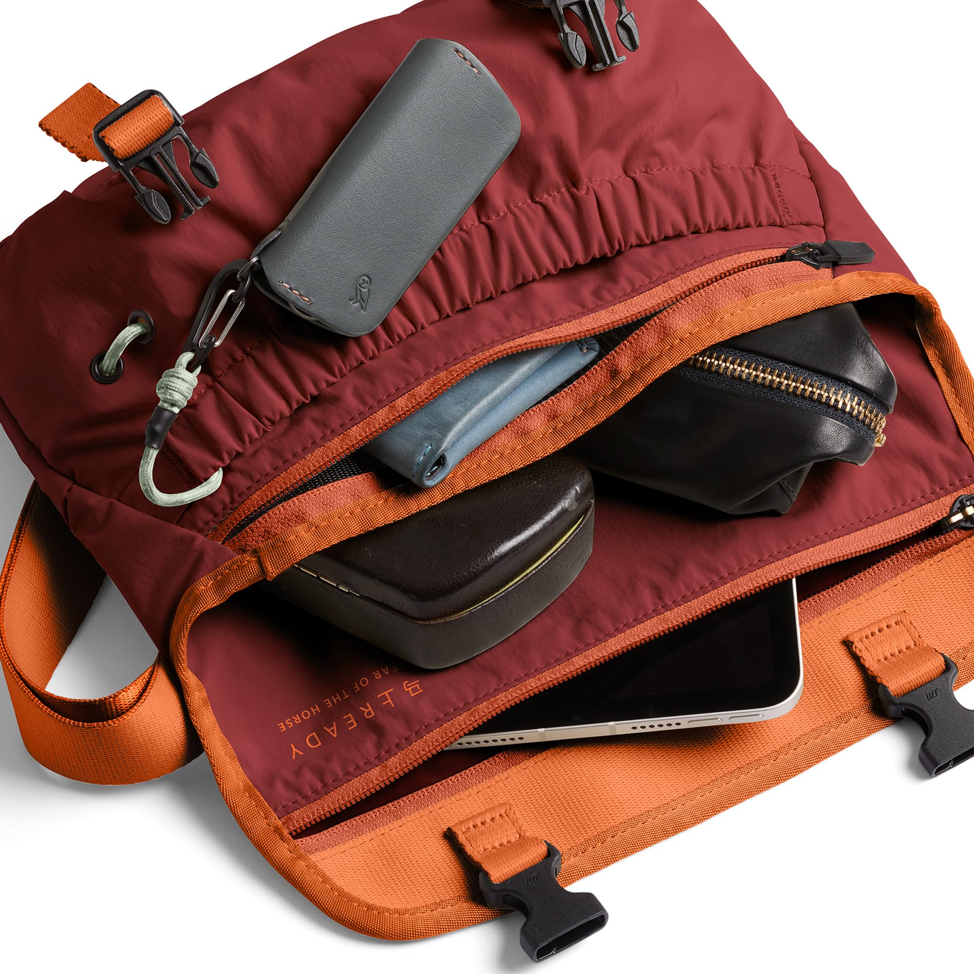 Bellroy Cinch Mini Messenger – Jahr des Pferdes Edition (6L leichte, kompakte Umhängetasche) - Crimson
