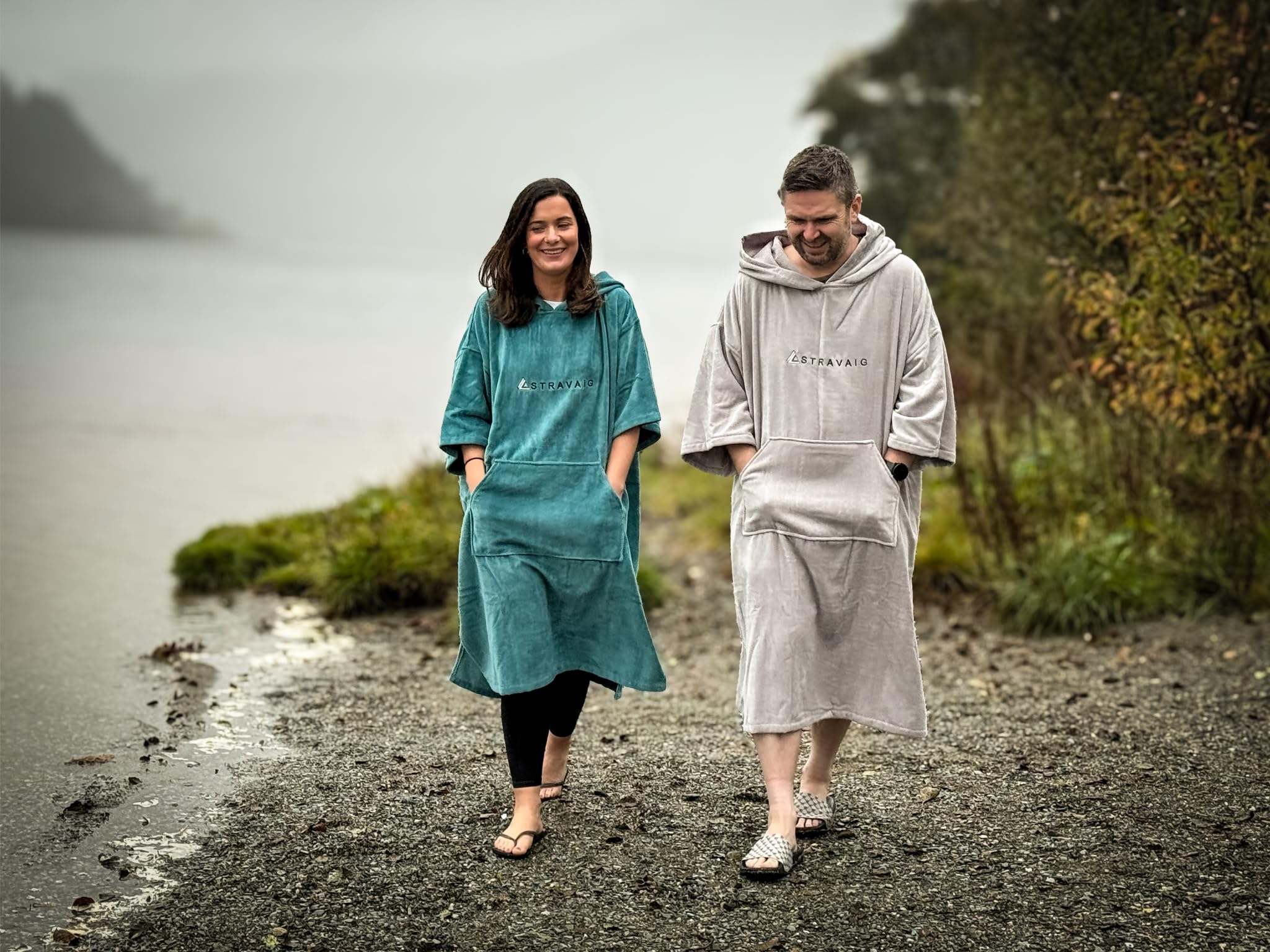 Stravaig Frottee-Poncho für Erwachsene – leicht zu wechselnder Frottee-Bademantel zum Schwimmen, Surfen, Schwimmen in freier Natur, Strand (L-XL)