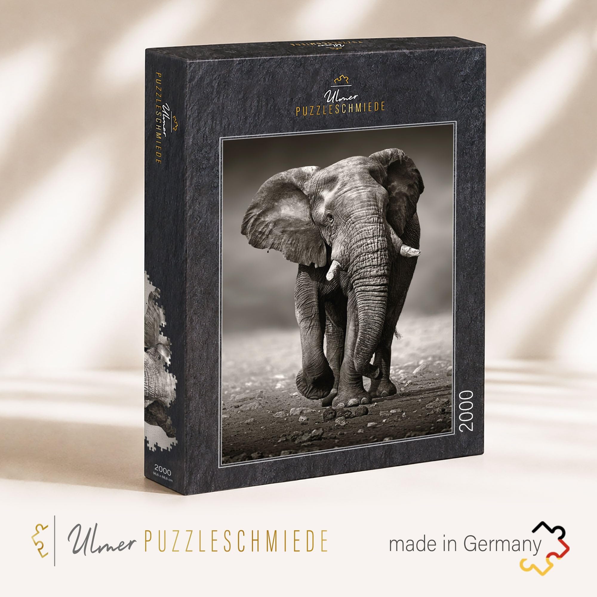 Ulmer Puzzleschmiede Puzzle "Der Wanderer" – Classico puzzle da 2000 pezzi – Motivo puzzle di un imponente elefante che si avvicina come fotografia in bianco e nero