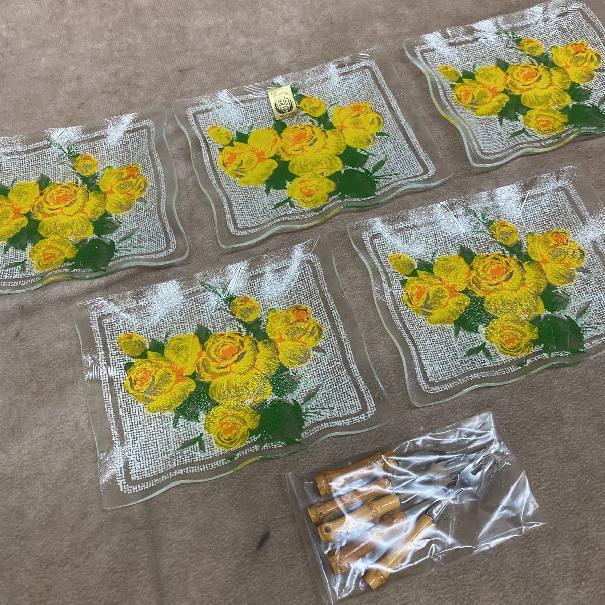 【新品未使用】昭和レトロ　ガラス食器 花柄 大鉢皿 ファンシークラフトグラス Amazon.co.jp: ガラス製 昭和レトロ ファンシークラフトグラス 花柄