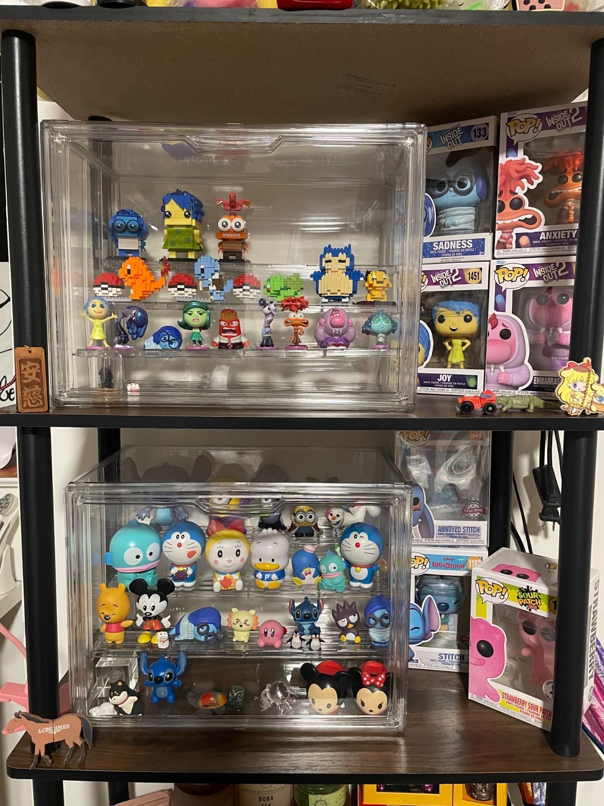 Vitrina acrílica, vitrina transparente con 3 separadores ajustables, caja de almacenamiento grande apilable con puerta magnética para figuras de acción coleccionables (4 niveles, paquete de 2)
