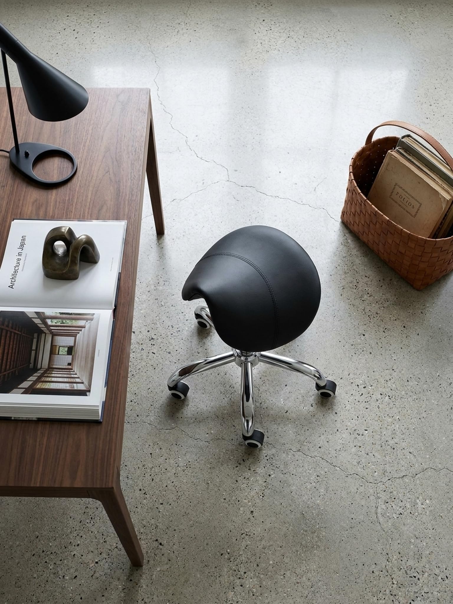 Menton - Sattel-Hocker in Schwarz | Arbeitshocker mit Kunstleder-Bezug | Sitzhocker ist höhenverstellbar | Design Drehhocker mit Rollen | Kosmetikhocker & Praxishocker