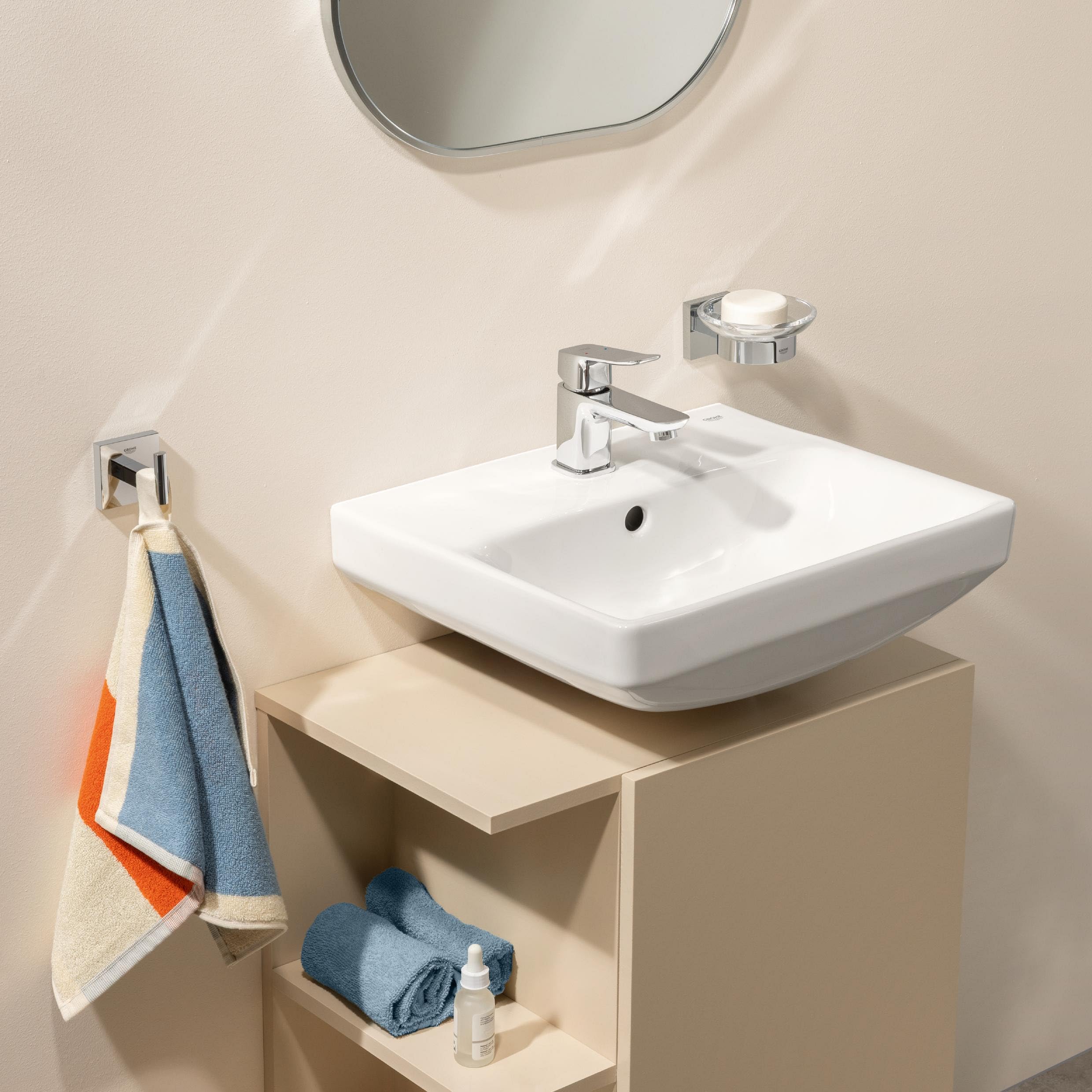 GROHE Dice, Waschtischarmatur klein, wassersparend (Wasserhahn für das Bad, Badarmatur mit Zugstangen-Ablauf, 12cm hoch, mit 3in1 Werkzeug, einfache Installation am Waschbecken), chrom, 1018550000