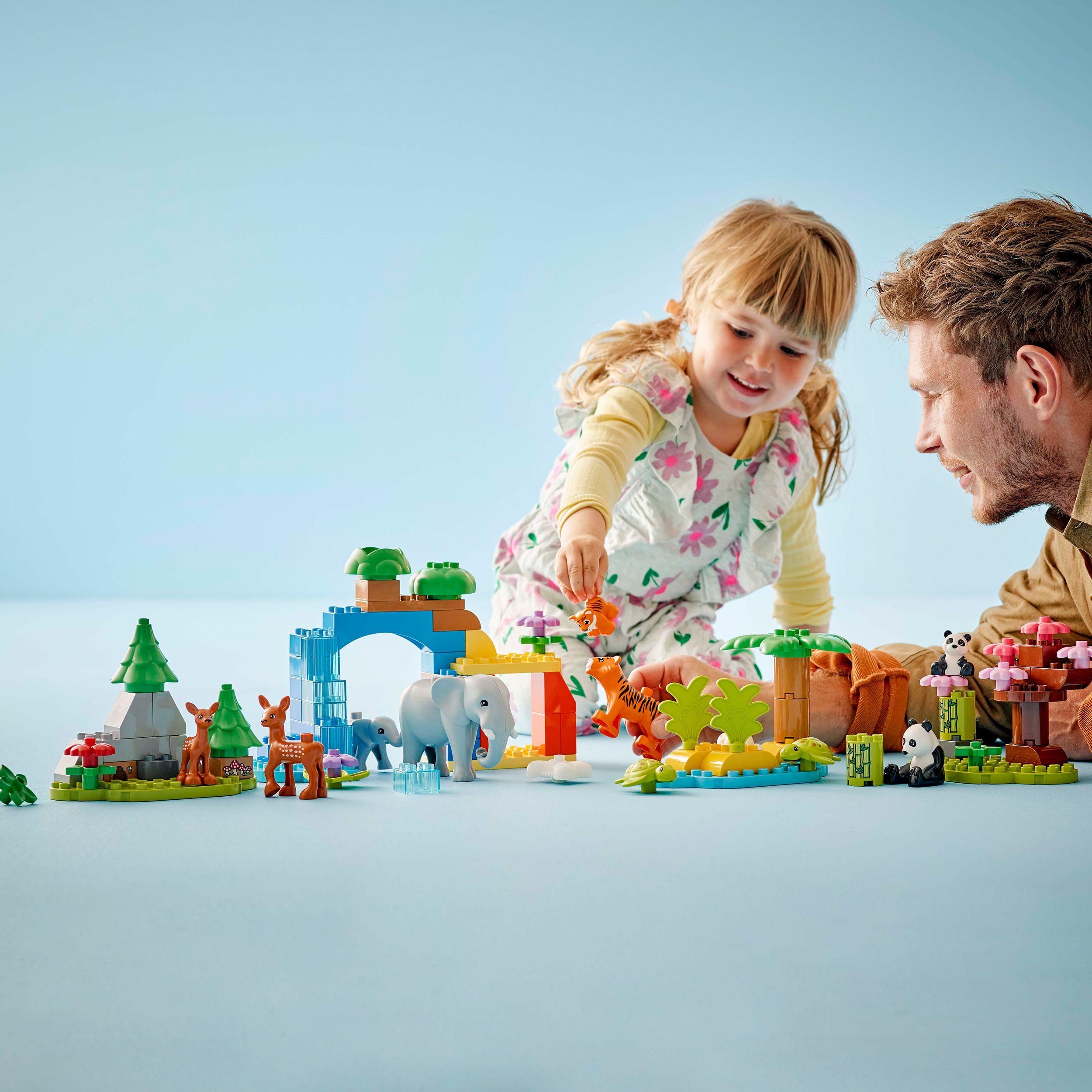 LEGO Duplo Familias de la Fauna Salvaje “3 en 1” - Juego Educativo para Niños y Niñas de 2+ Años - Figuras de Animales de Juguete Inc. Elefantes, Tortugas, Tigres, Ciervos y Pandas con Hábitats 10446