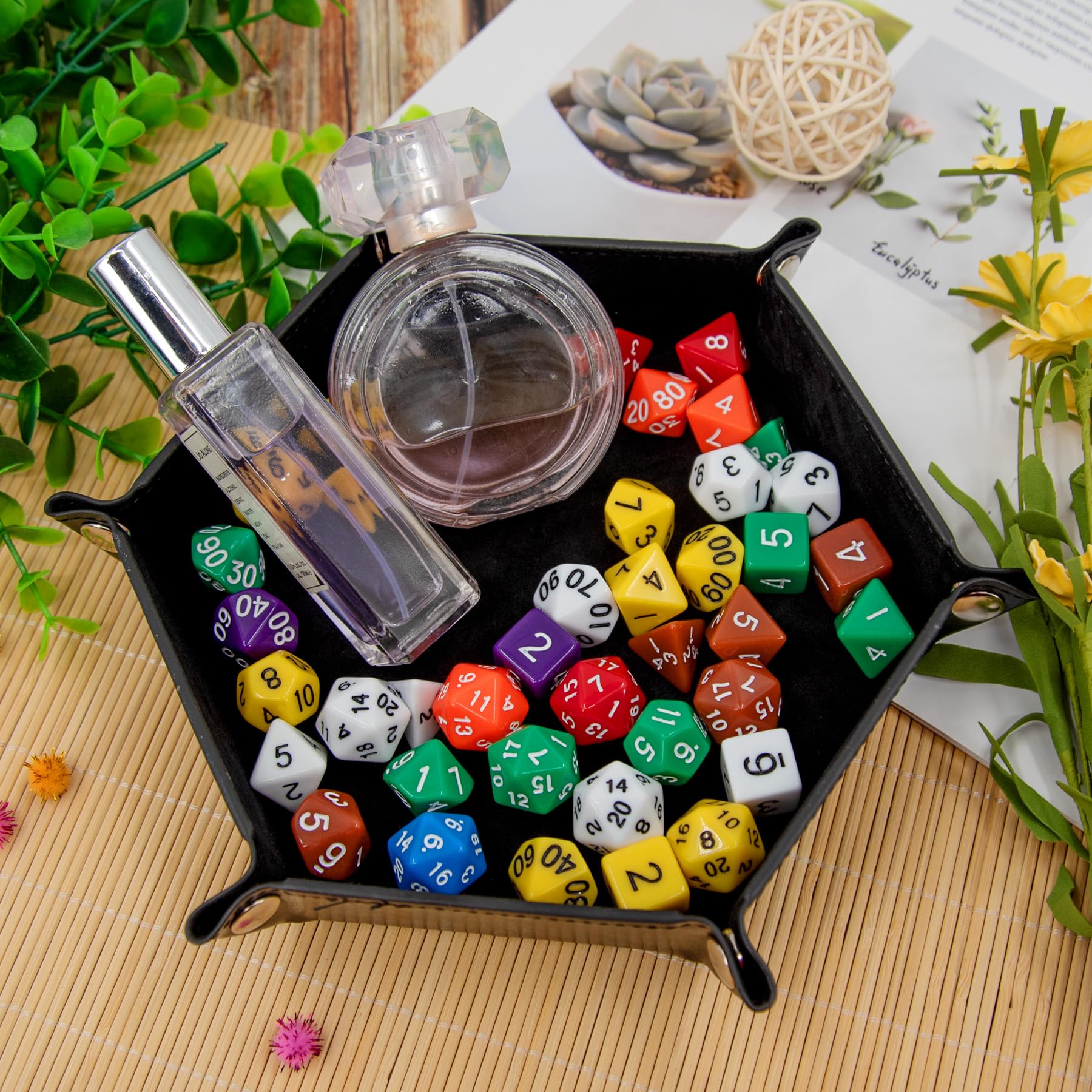 SIQUK Lot de 8 plateaux à dés hexagonaux pliables en cuir synthétique pour jeux de dés comme les RPG, DND et autres jeux de table (rouge, bleu, violet, noir, vert, jaune, camel, gris)