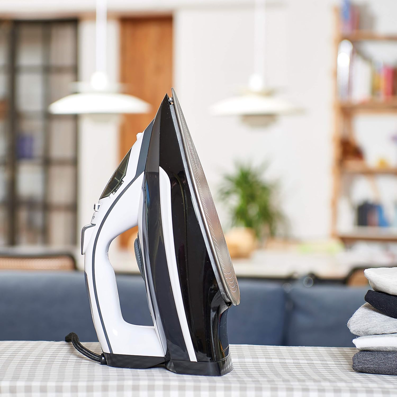 Black+Decker BXIR2802E Ferra da Stiro a Vapore, 2800 W, 370 milliliters, Plastica, Grigio Scuro Black+Decker BXIR2802E Ferra da Stiro a Vapore, 2800 W, 370 milliliters, Plastica, Grigio Scuro