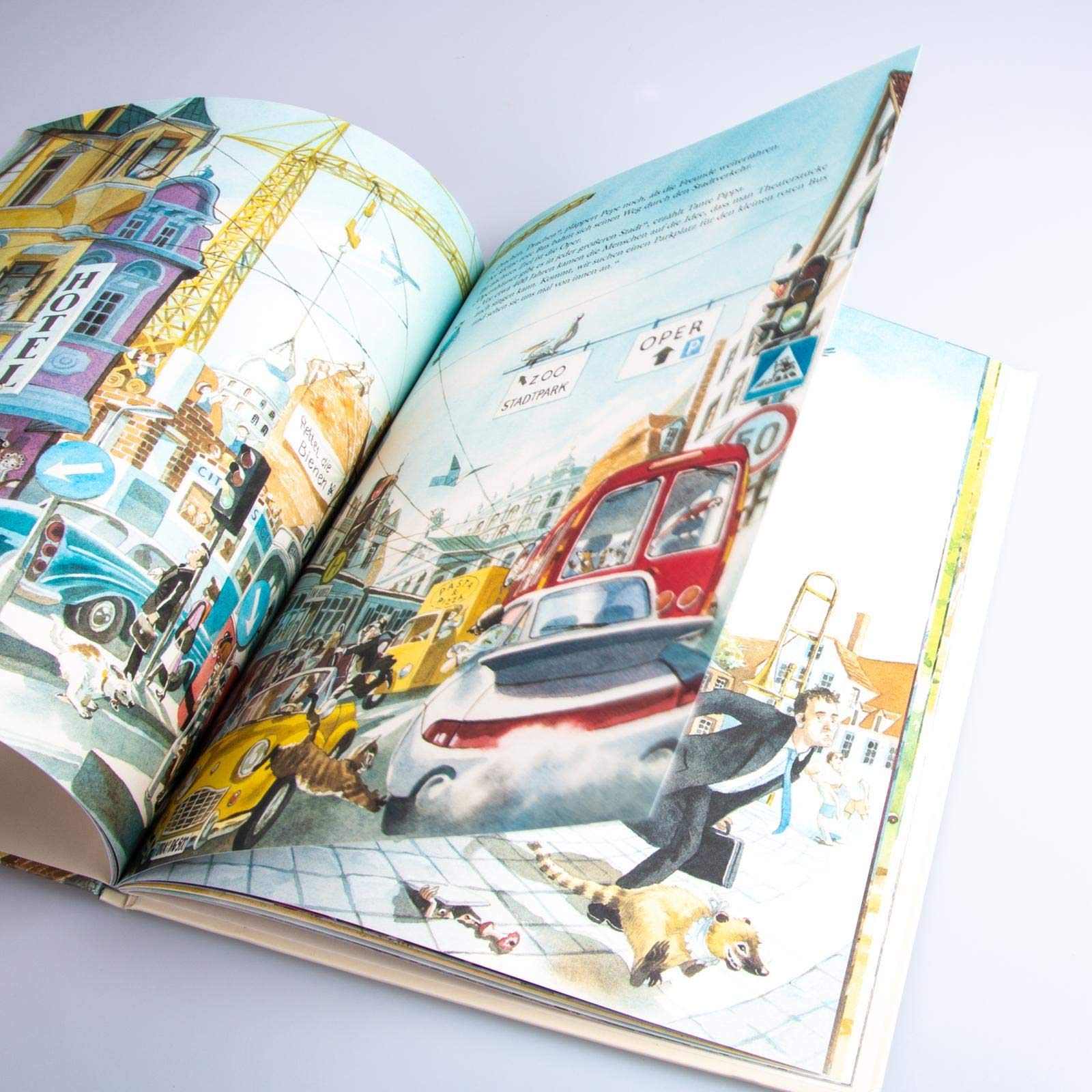 Der kleine rote Bus - In der Stadt: Wimmelbuch mit opulenten Illustrationen
