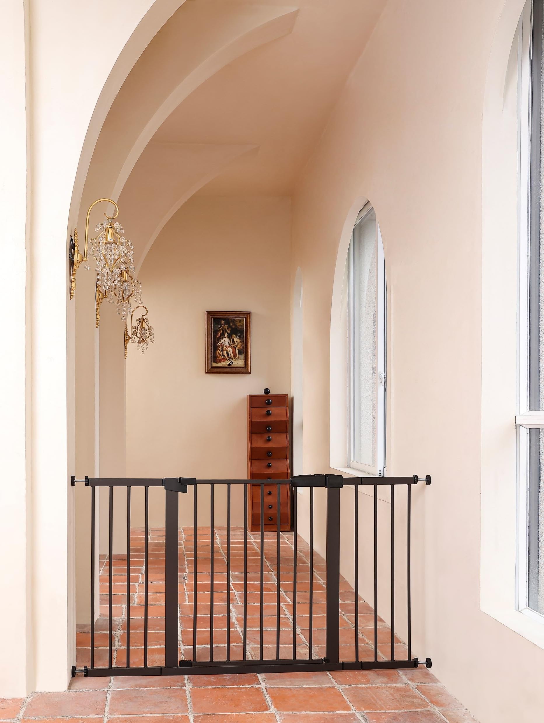 Puerta de seguridad para bebés y mascotas, puerta de metal de 30 pulgadas de alto para puertas y escaleras, fácil de abrir con una sola mano, doble bloqueo, extensiones y soportes de pared incluidos
