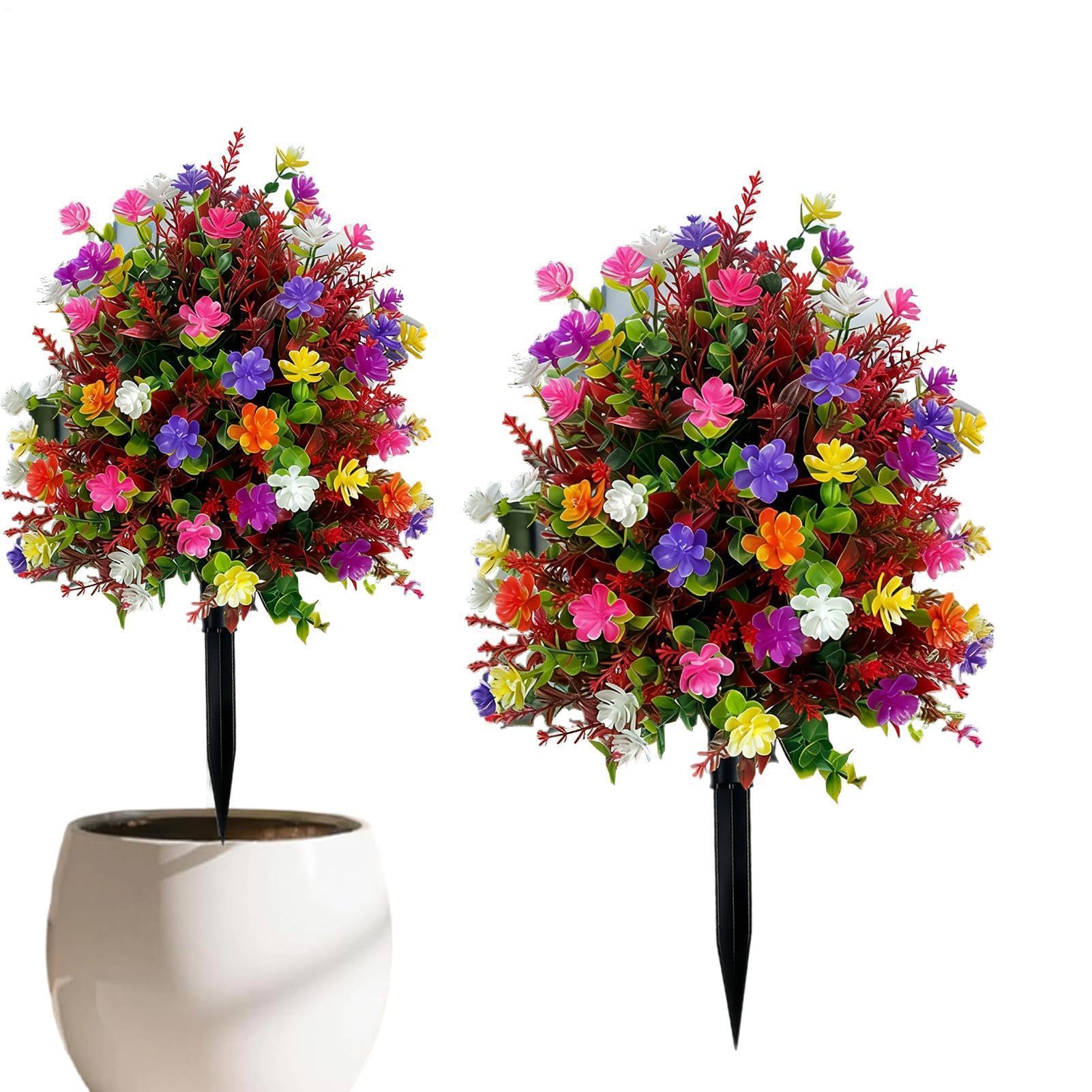 Flores artificiales realistas con estacas para solucionar la falta de riego en terraza