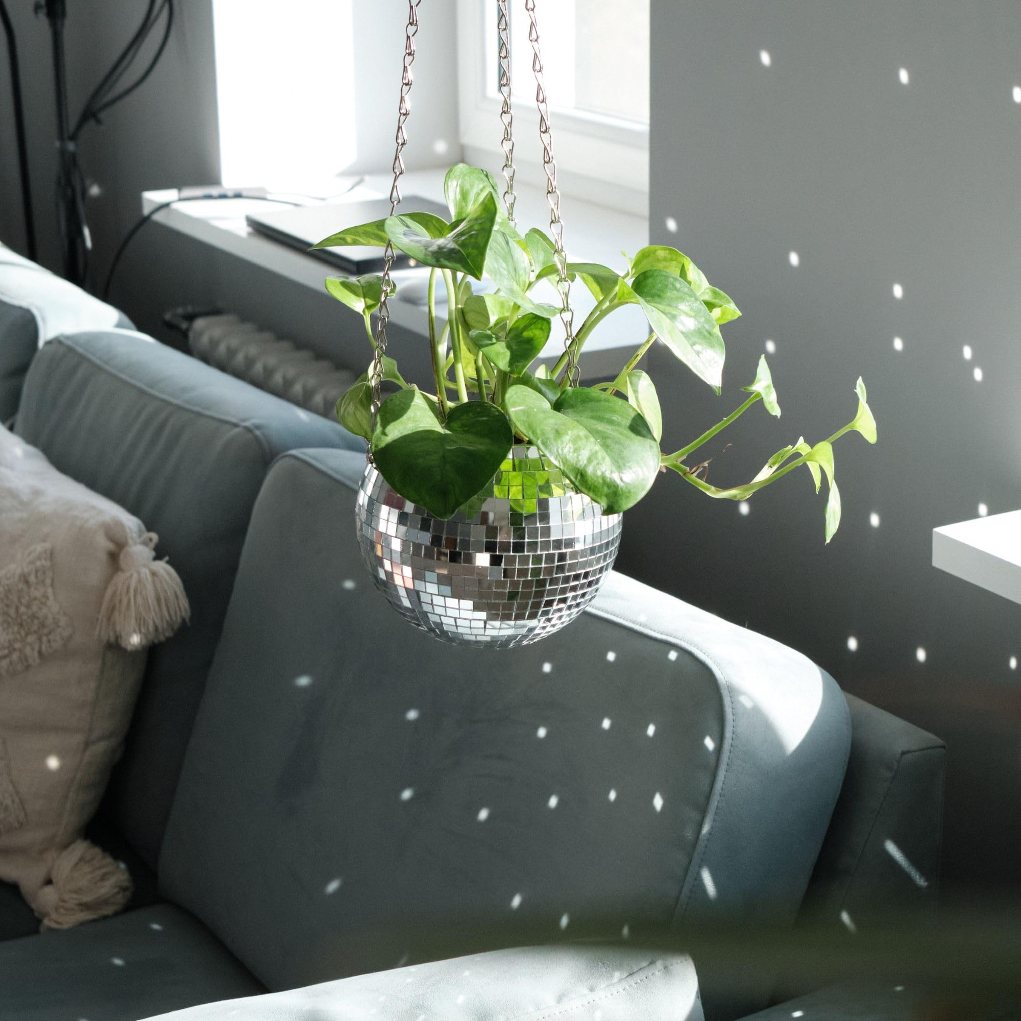 SCANDINORDICA Jardinière Boule Disco – Pot de Fleurs Boule à facettes avec chaîne et Corde en macramé, Boule a Facette, Cadeaux Femmes | Décoration d’intérieur – 15 cm Argent