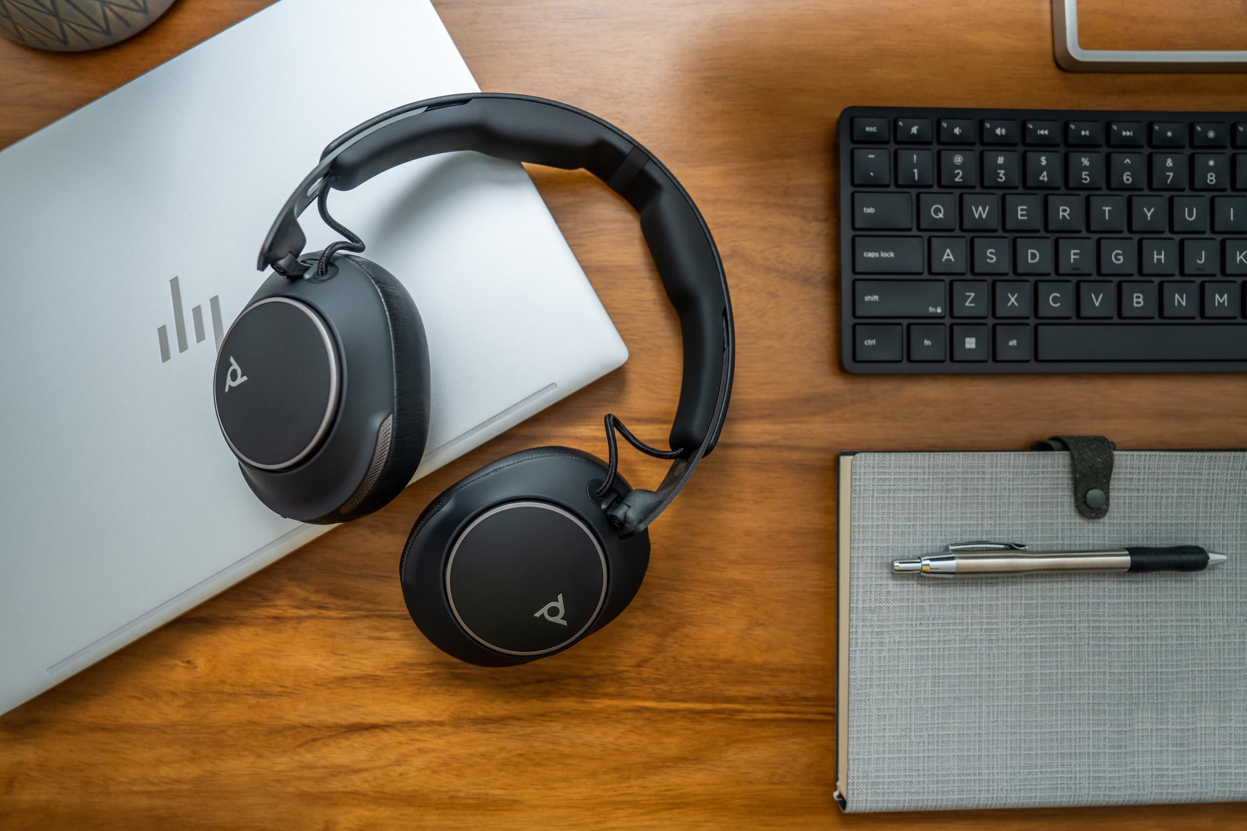 Poly Voyager Surround 80 UC-Bluetooth-Headset (Plantronics) Noise Cancelling-Mikrofone für klare Gespräche –Adaptives ANC–Funktioniert mit iPhone, Android, PC/Mac, Zoom, Microsoft Teams(zertifiziert)