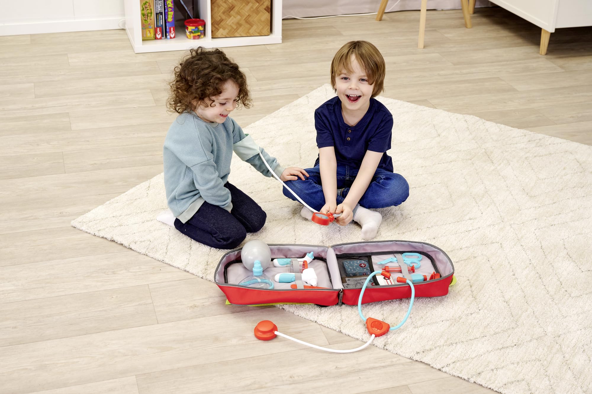 Simba Notarzt Rucksack, 20-TLG. Set, Stethoskop mit Soundfunktion und weitere lustige Funktionen, 24x30cm, Arztkoffer, Kinder Rollenspielzeug, ab 3 Jahren