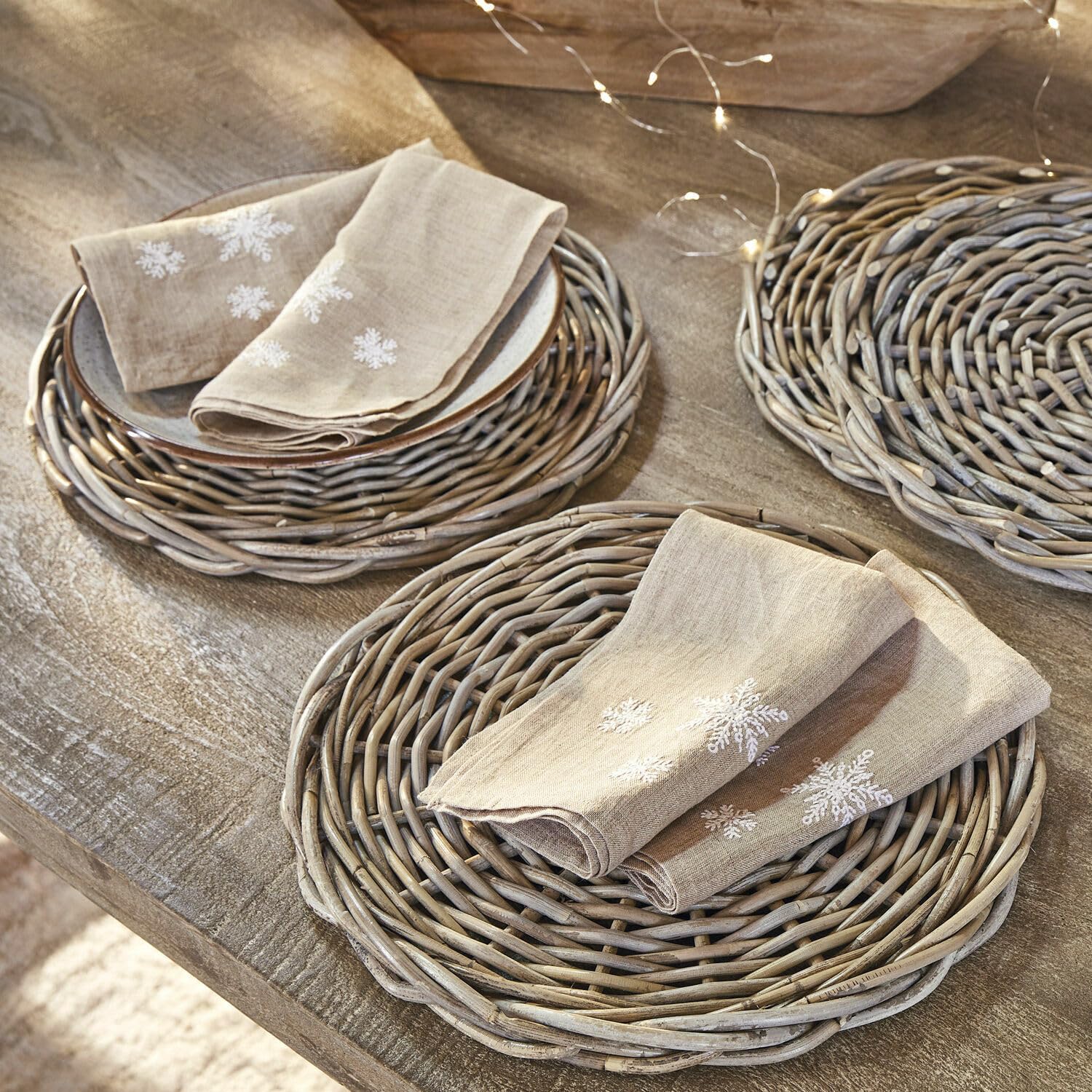 LOBERON Serviette 4er Set Ruspi, leinen | Schneeflocken-Stickerei - Festliche Tischdekoration - Strapazierfähig - Leinenserviette - Weihnachtsdeko - Weihnachtlich