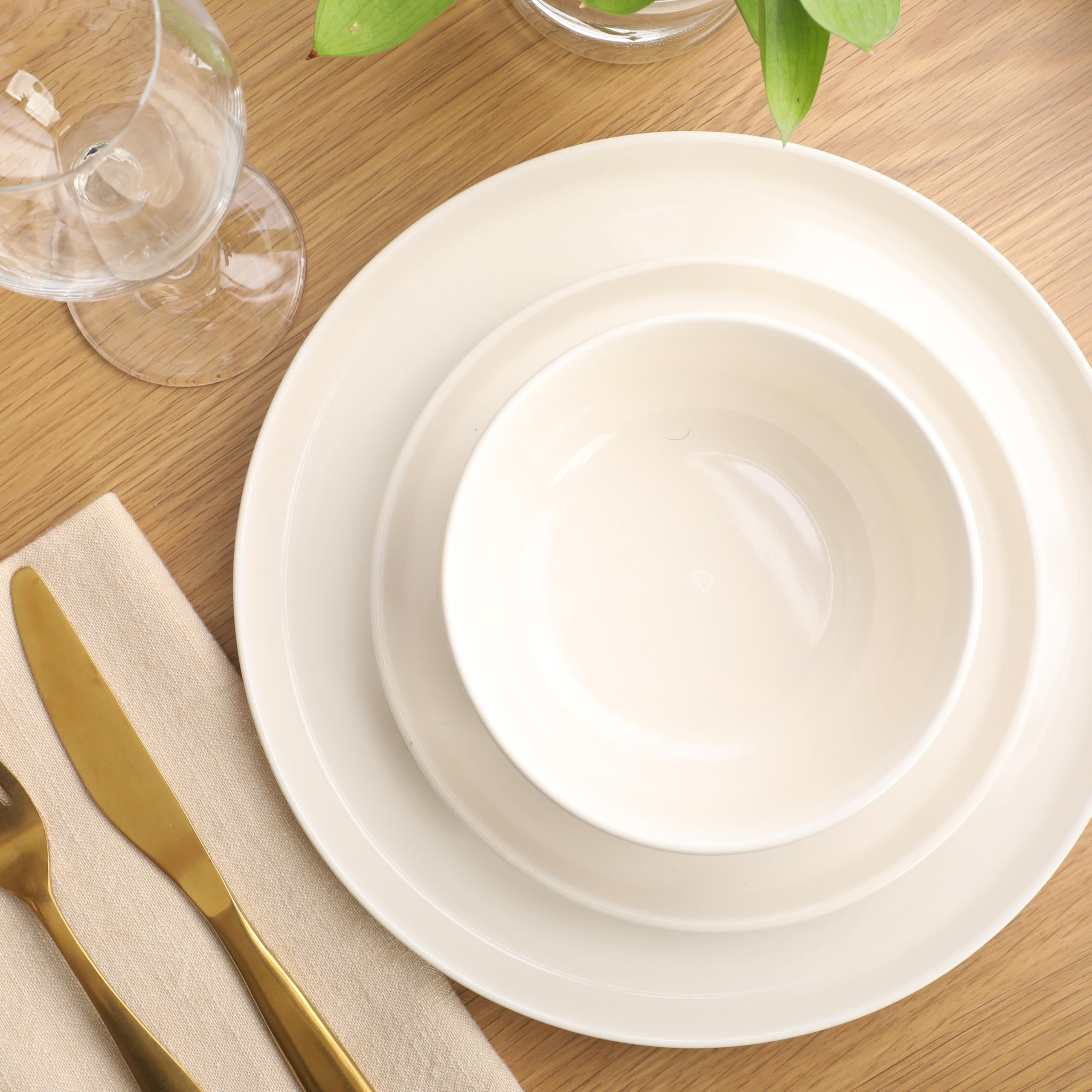 Gibson Home Serenity 16-teiliges modernes Porzellan-Geschirr-Set für 4 Personen, Leinen-weiße Teller und Schüsseln, Speiseteller, Salatteller, Nudelschalen, Müslischalen