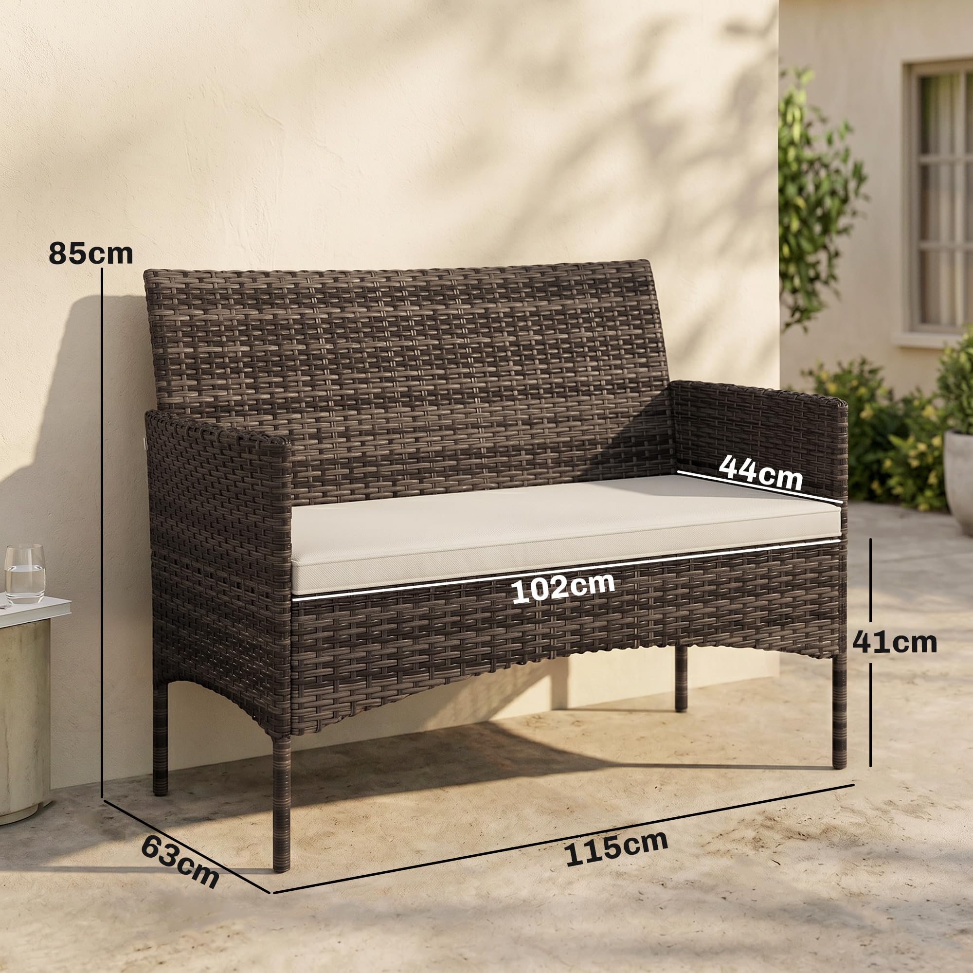 Outsunny Divano da Giardino in Rattan, 2 Posti, Divano da Esterno in PE Wicker con Cuscini e Tappetini Antiscivolo, Struttura in Acciaio per Balcone, Veranda, Giardino, Beige