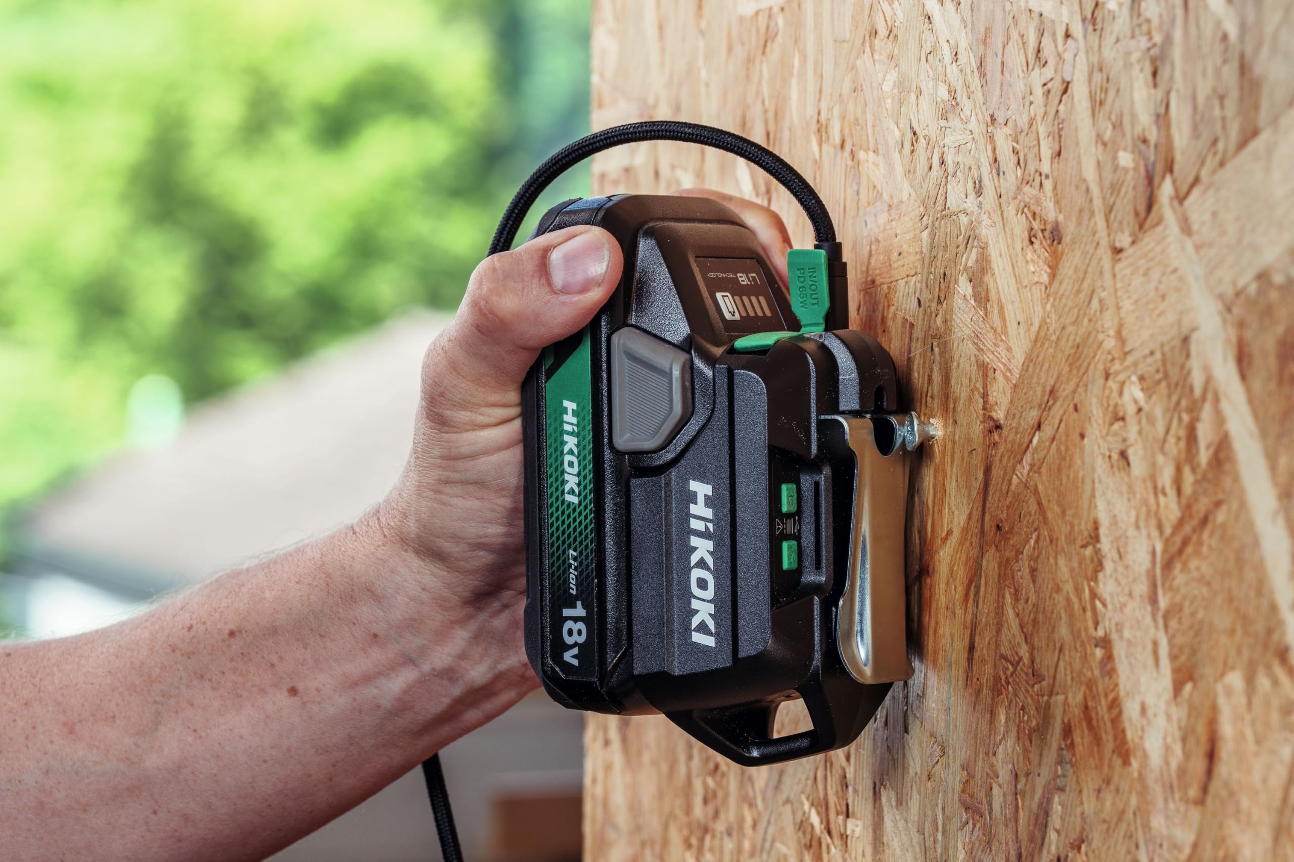 HiKOKI Cargador de batería UC18DAW4Z, cargador de batería de 18 V, 3,5 A | Función de banco de energía para smartphone y portátil, incluye adaptador de red y cable USB-C, peso ligero, 180 g
