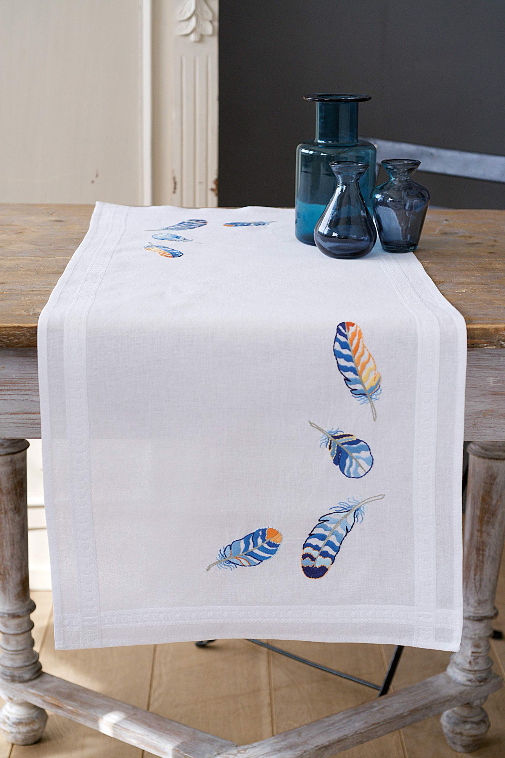 Kit de broderie chemin de table plumes bleues canevas à broder