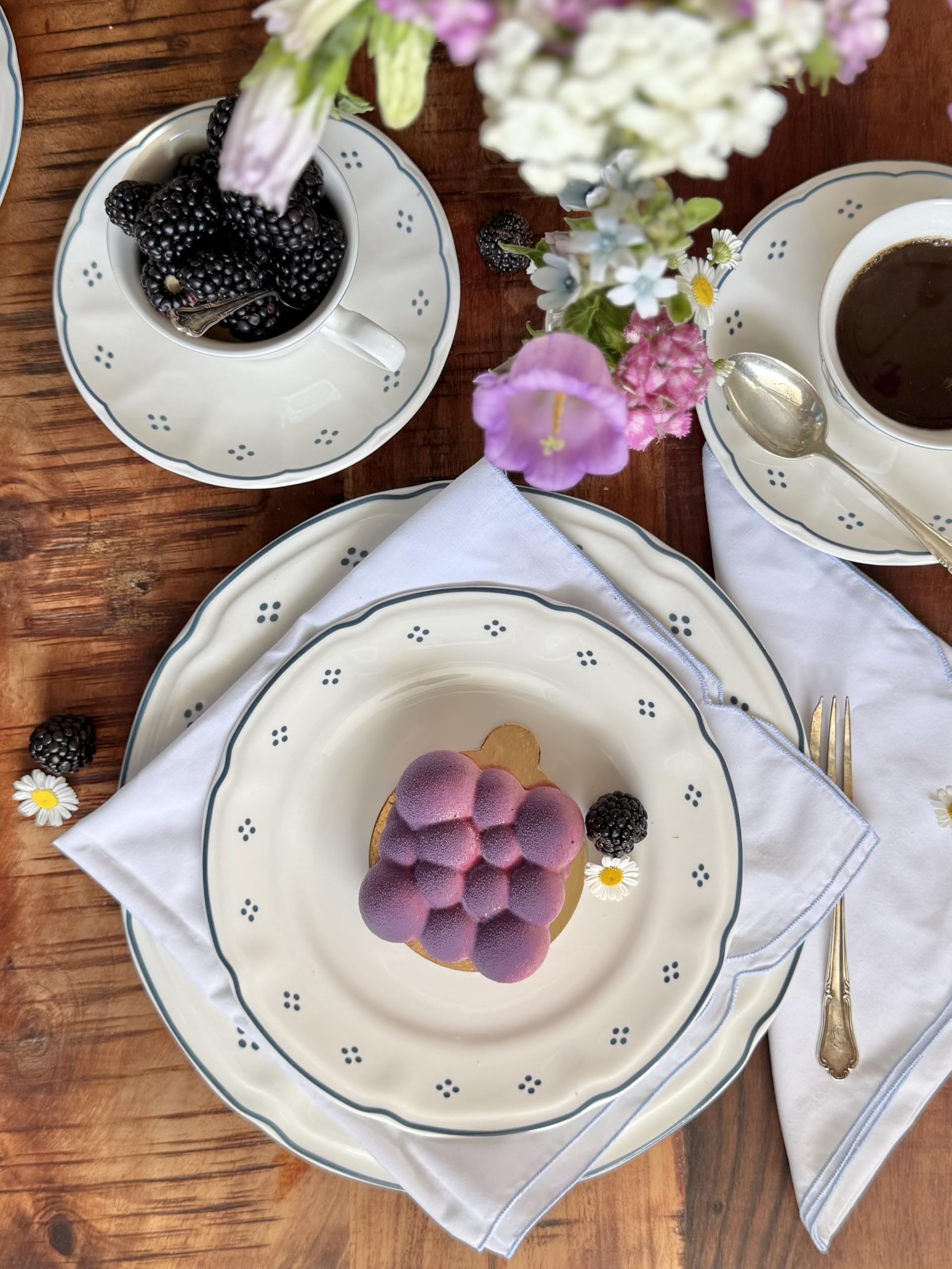 Mäser Serie Lova, Kaffeeservice 18-teilig Porzellan – 6 Dessertteller 19,5 cm, 6 Tassen 19 cl & 6 Untertassen 15,5 cm, Blau