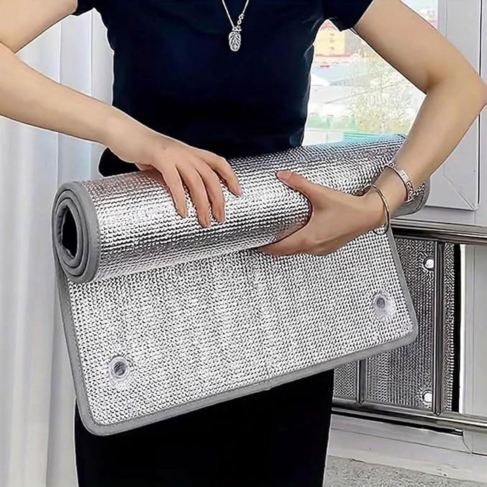 Zaciemniająca osłona okienna – dwustronna, odblaskowa folia termoizolacyjna z aluminium i przyssawkami; osłona blokująca ciepło i zapewniająca prywatność (50x80cm)