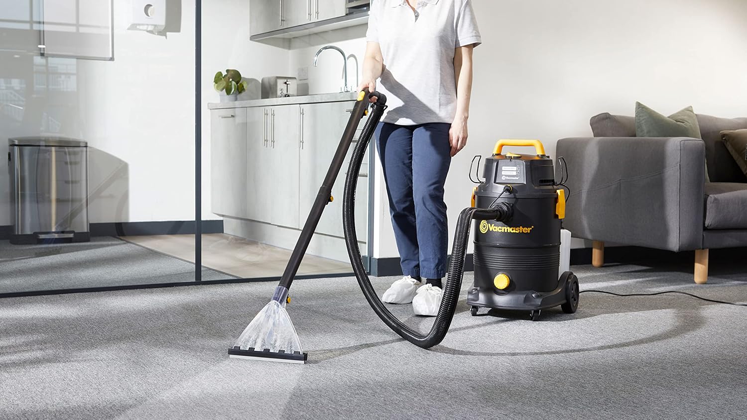 Vacmaster VK1330PWR cleaning carpet