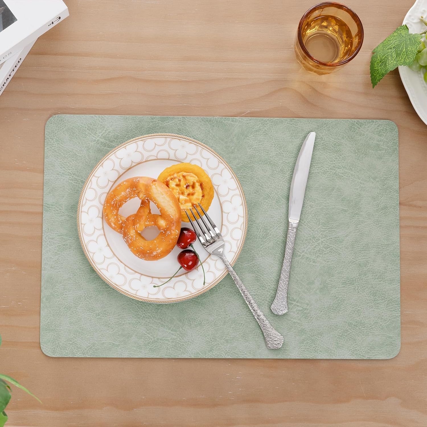 SHACOS Faux Cowhide Leather Placemats Set of 6, Wipeable Heat Resistant Table Mats, Stain Resistant Double Sided Reversible PU Place Mats for Dining Table Kitchen Restaurants, Green and Ivory