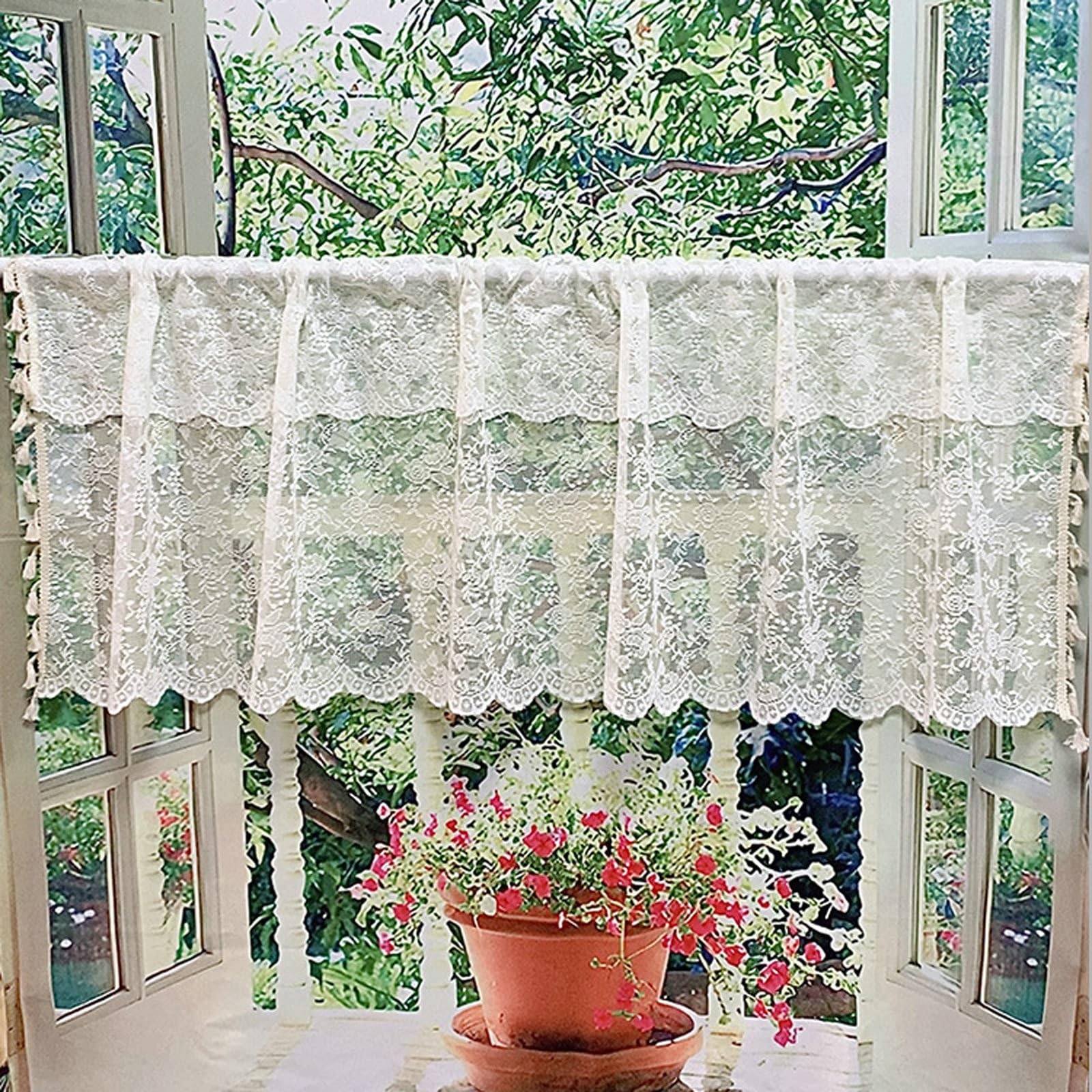 Cortina de cocina bohemia en beis de 45x230 cm ideal para iluminar con calidez tu salón