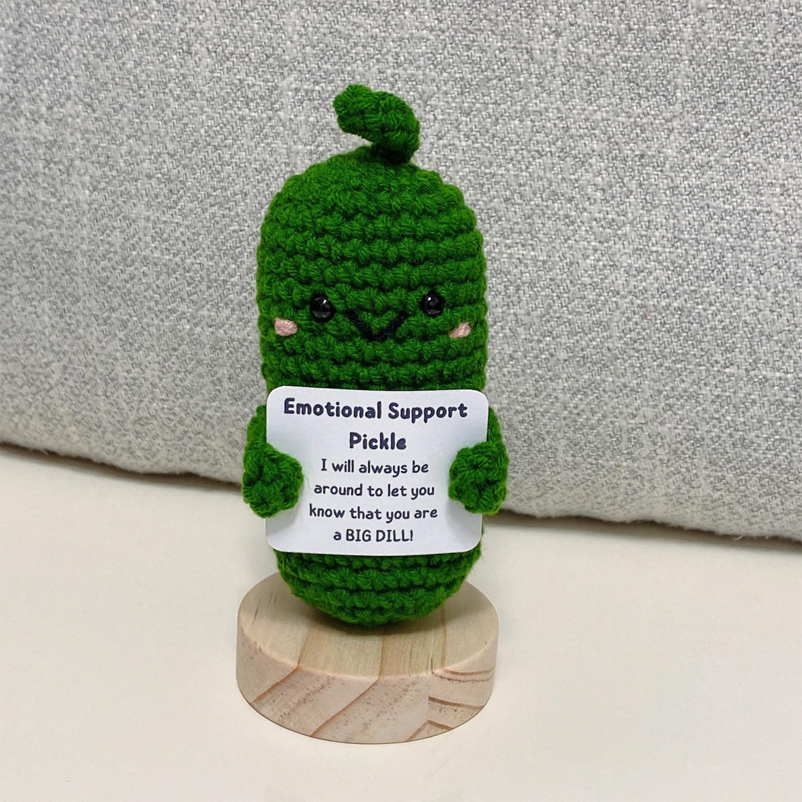 Regalo Di Cetriolo (Sottaceto) Portafortuna Fatto A Mano – Supporto Emotivo All'Uncinetto Con Base In Legno E Biglietto Ispiratore – Decorazione Divertente Per Amici E Studenti