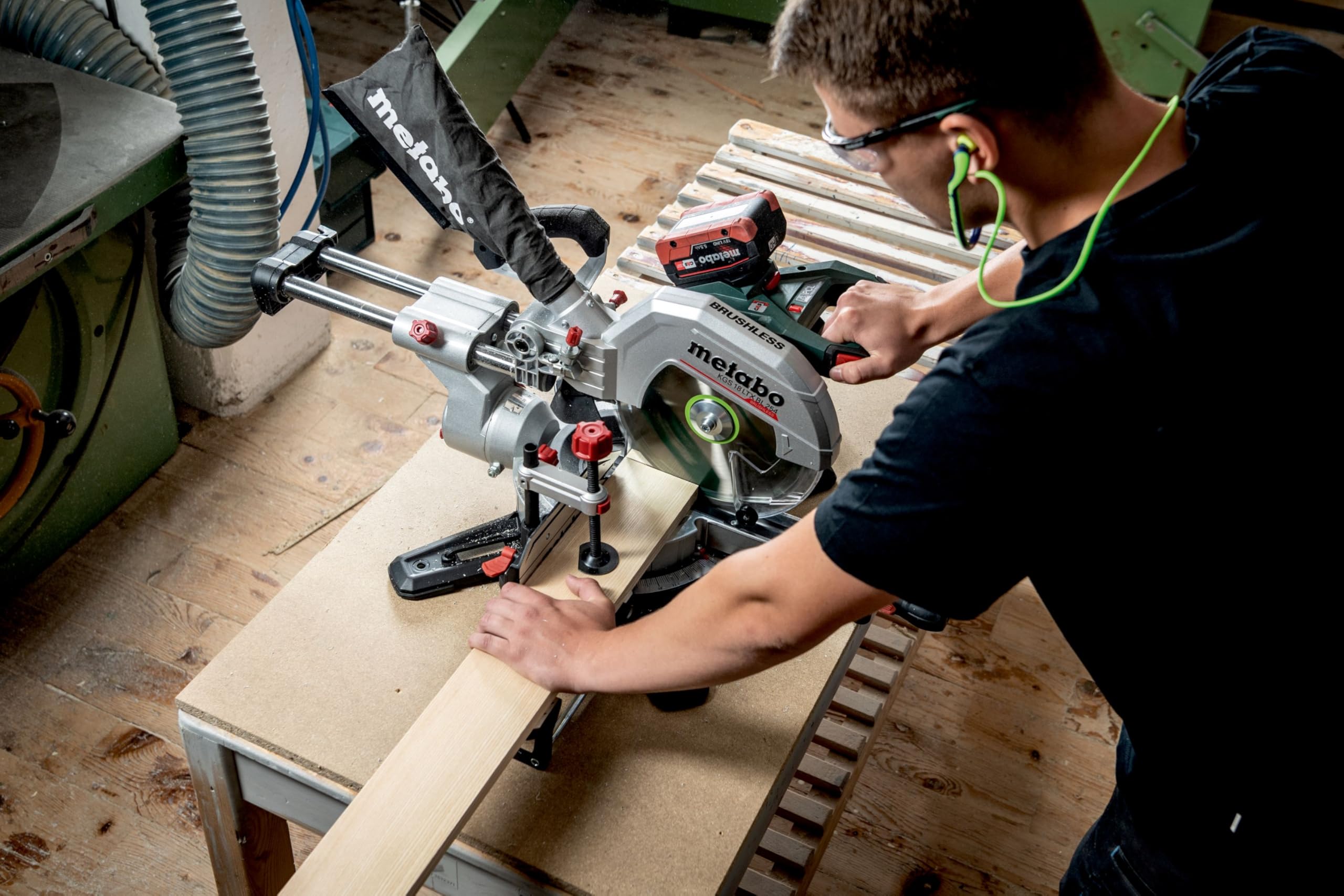 metabo Akku-Kappsäge KGS 18 LTX BL 254-18 V, 254 mm Sägeblatt, 4000/min Leerlaufdrehzahl - Brushless Motor, Präzisions-Schnittlinie, große Schnittkapazität, robuste Bauweise - Für Holz und Metall