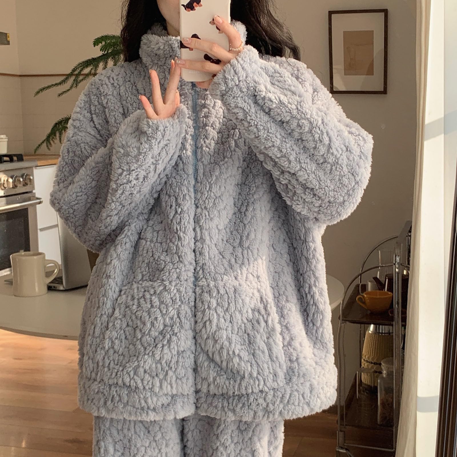 Pijama de Franela Suave de Invierno para una Ropa de Dormir térmica acogedora de Manga Larga con Elegante Estampado de Jacquard. Cómodo Conjunto de Dos Piezas para Noches frías.