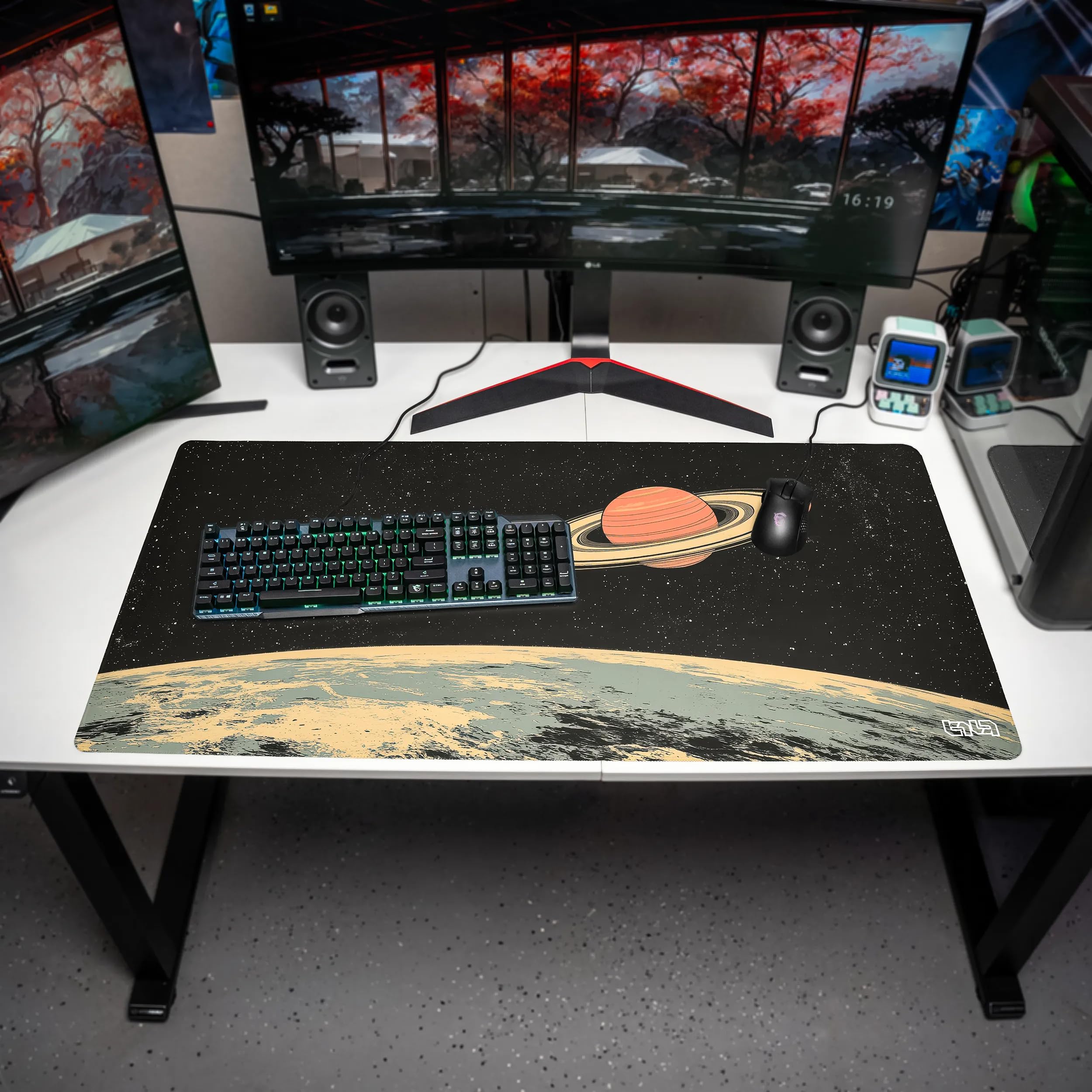 Tilt Tappetino Mouse XXL 100x50 cm | Antiscivolo Sottomano Scrivania | Impermeabile Tappetino Mouse Gaming | Accessori Scrivania Ufficio e PC | Tappetino Scrivania Grande (Saturn's Moons Landscape)