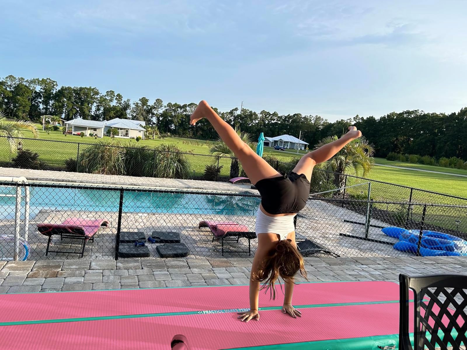 VOFiTNY Aufblasbare Turnmatte 10/20 cm Dicke Gymnastikmatte 3/4/5/6 m Trainingsmatte Tumbling Matten für den Hausgebrauch/Park und Wasser Yoga Matte