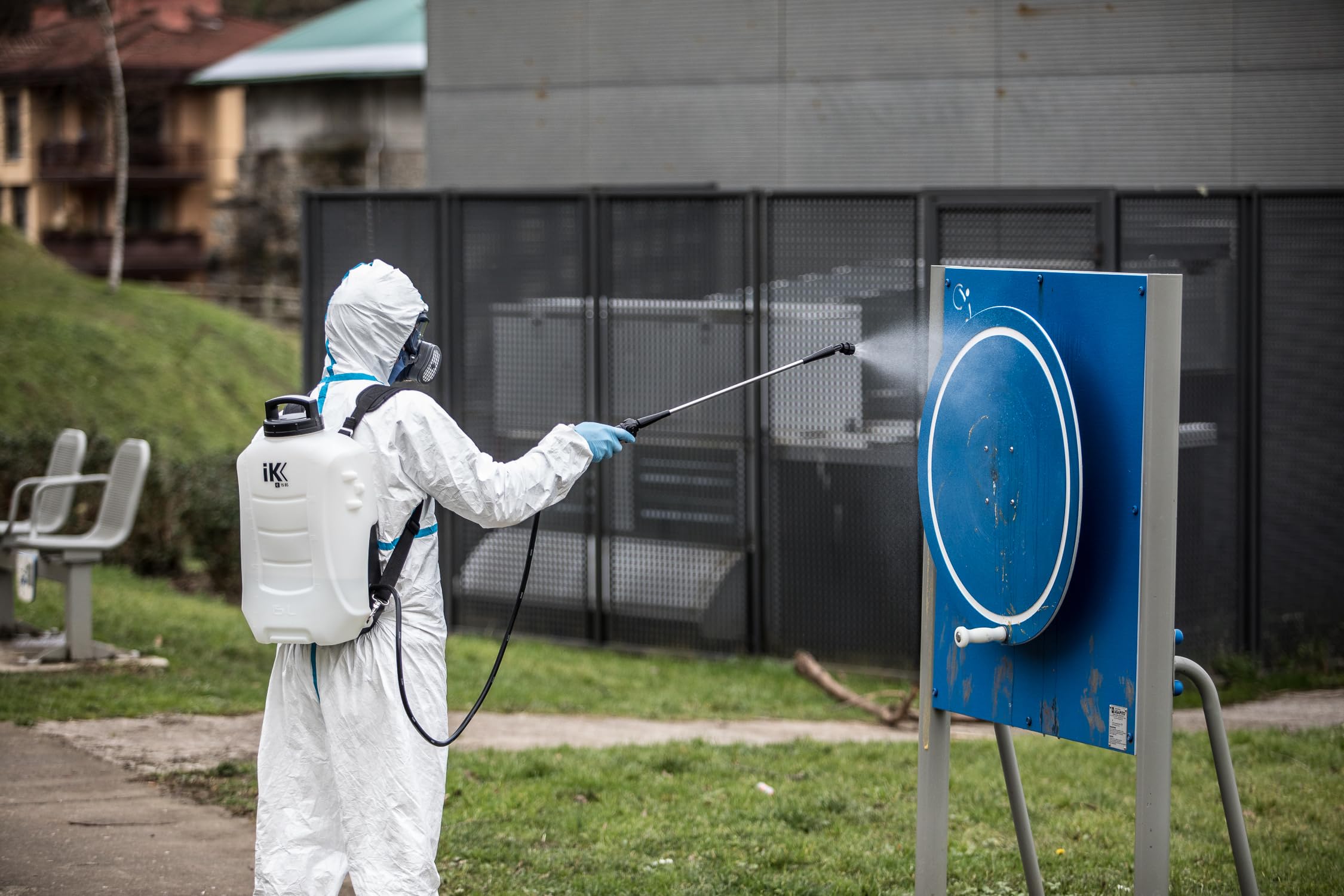 ｉＫ Spruzzatore Elettrico Professionale IK e 15 BS - capacità 15L - Zaino con Batteria 18V - Copertura Assoluta - Ideale per disinfestazione, Pulizia e disinfezione - Prodotto in Europa