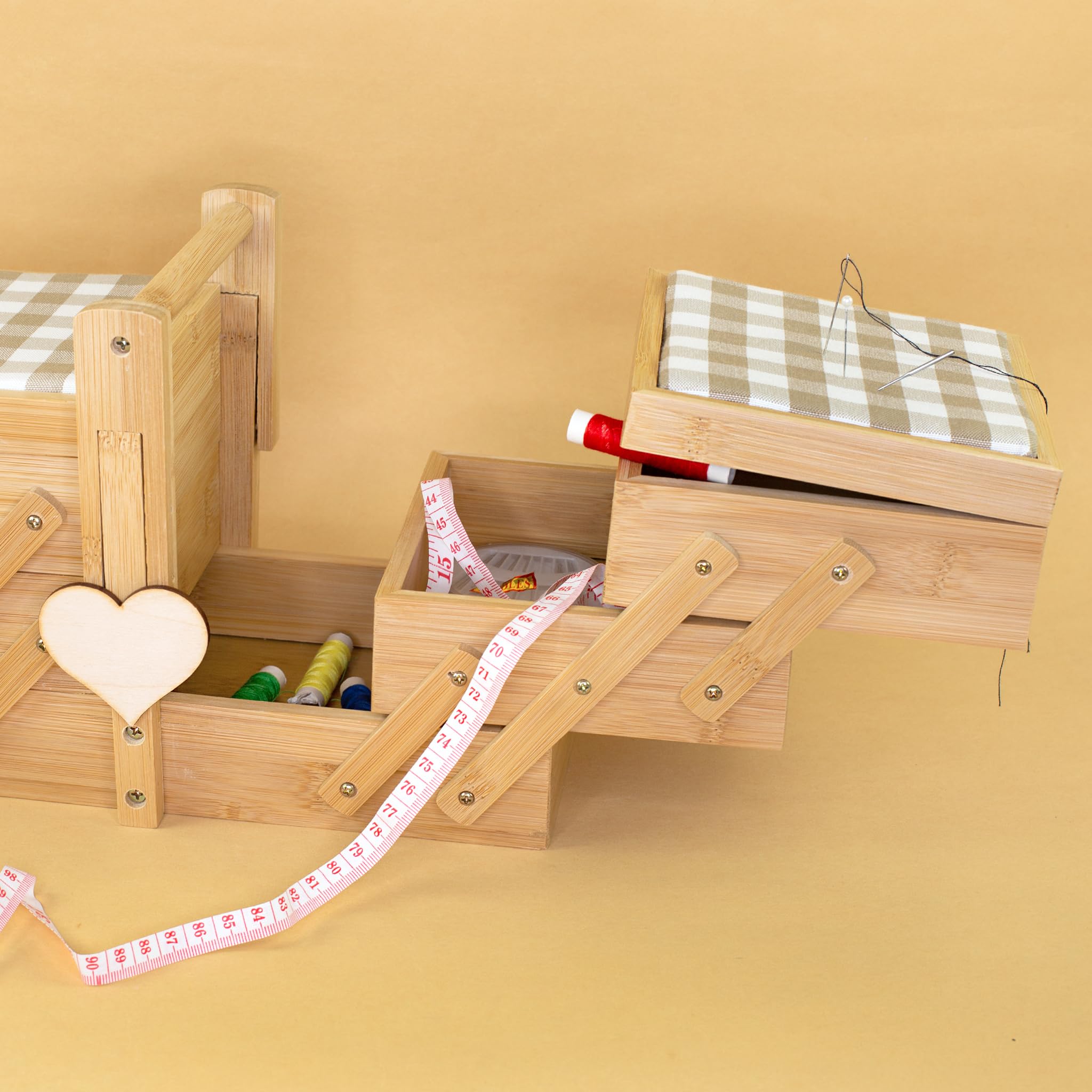 Herz & Heim® Nähkästchen personalisiert mit Gravur – Nähkasten aus Bambus Holz mit Nadelkissen & 5 Fächern – Frauen Geschenk für Oma, Mama, Freundin – Motivauswahl (Herzchen)
