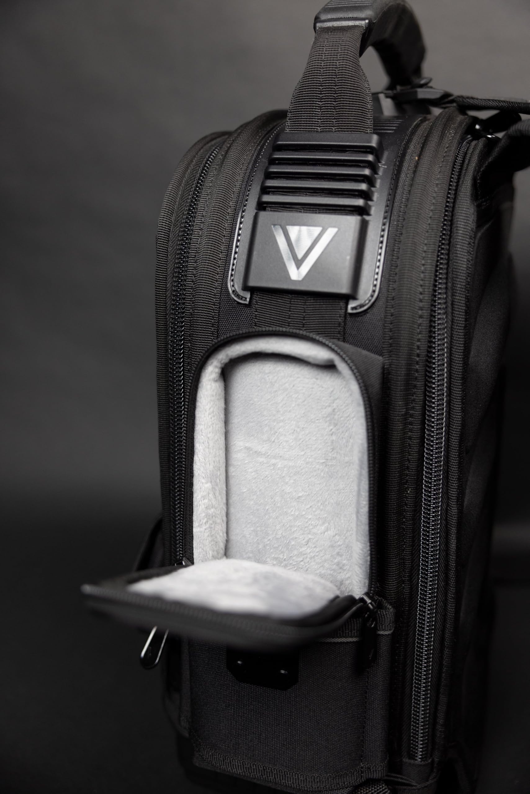 Velocity Pro Gear Stealth SB250 - Mochila compacta profesional para electricistas, técnicos e ingenieros de servicio con almacenamiento vertical de herramientas, bolsillos para medidores y panel