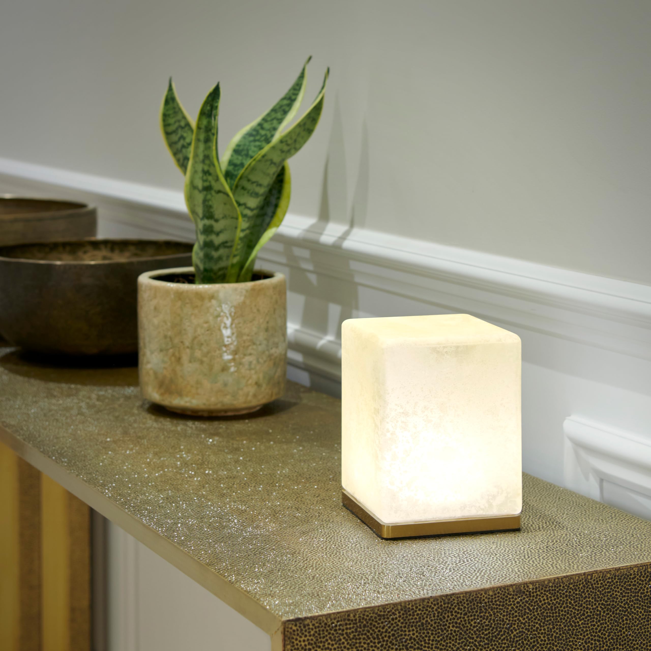 Omniance Delphine Lámparas de Mesa Inalámbricas Pack de 4, 8 Fuentes de Luz | Recargable regulable cambio de color, base dorada cristal efecto mármol, USB-C, para restaurante, bar y hotel