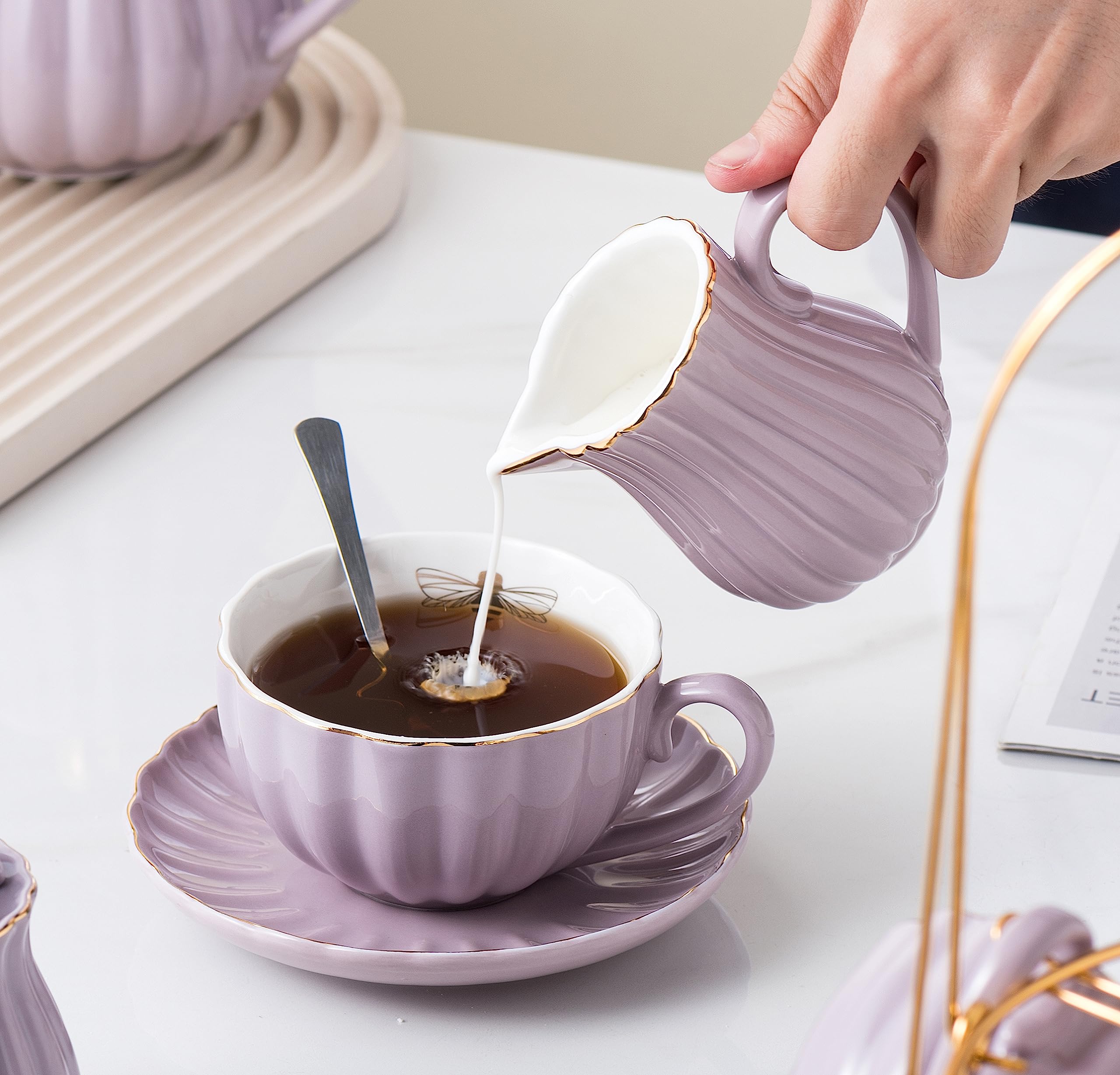 - Zestaw do parzenia kawy/herbaty z porcelany licowej Fine China Purple o pojemności 8 uncji, filiżanki i spodki, z imbrykiem, cukierniczką, dzbankiem do śmietanki, łyżeczkami i sitkiem do herbaty/
