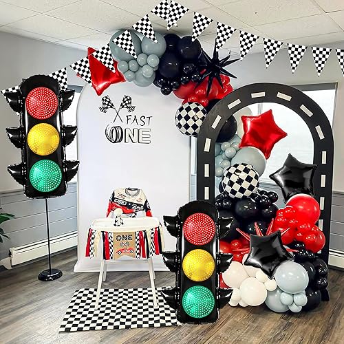 Miniatura 2 de Juego de decoraciones para fiestas de autos de carreras, incluye globos de semáforo, globos a cuadros, globos de estrella y banderín a cuadros.