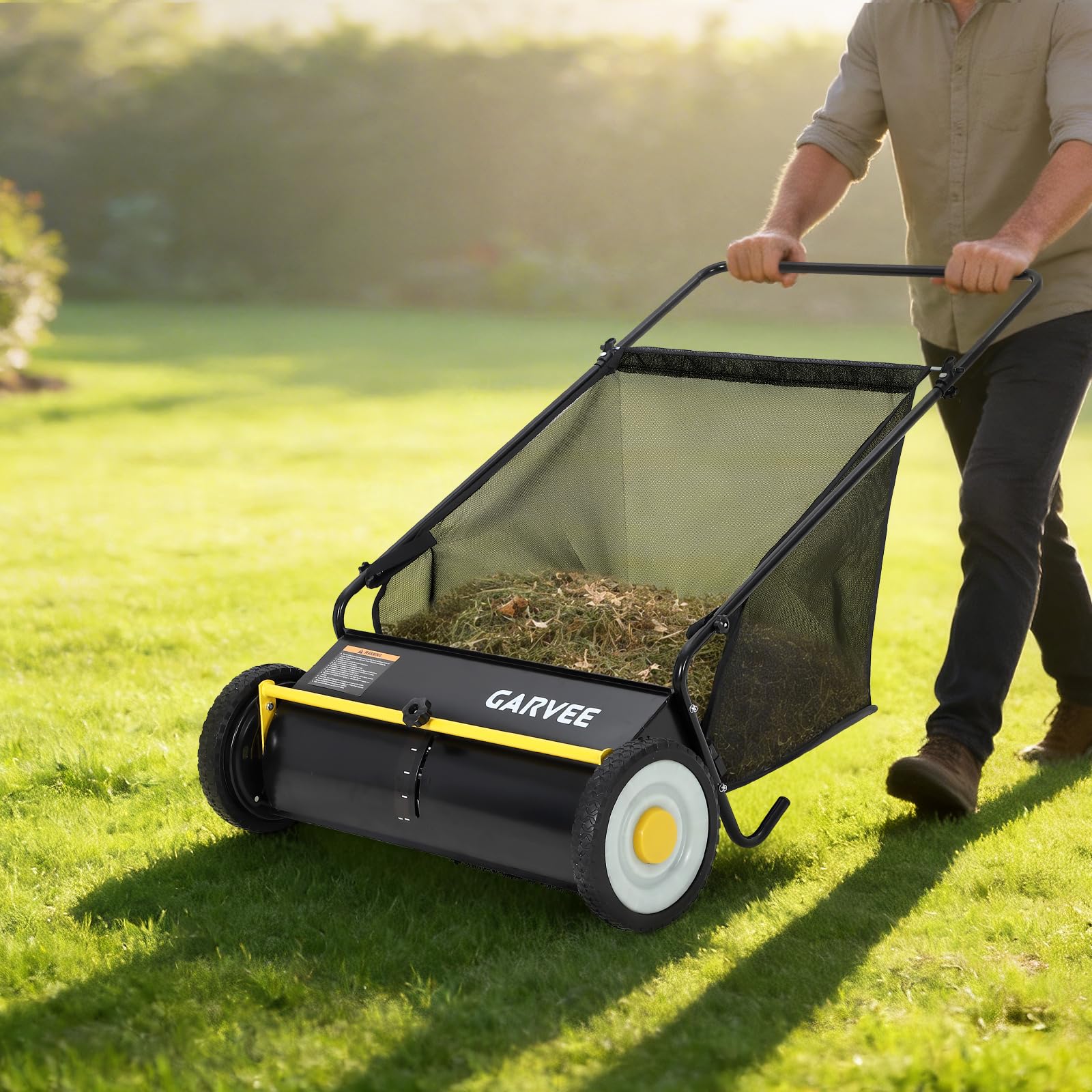 Garvee Balai à gazon poussé de 66 cm, collecteur de feuilles et d'herbe avec sac en maille de 7 m³, 4 brosses rotatives en polypropylène, construction en acier durable, hauteur réglable et pneus en