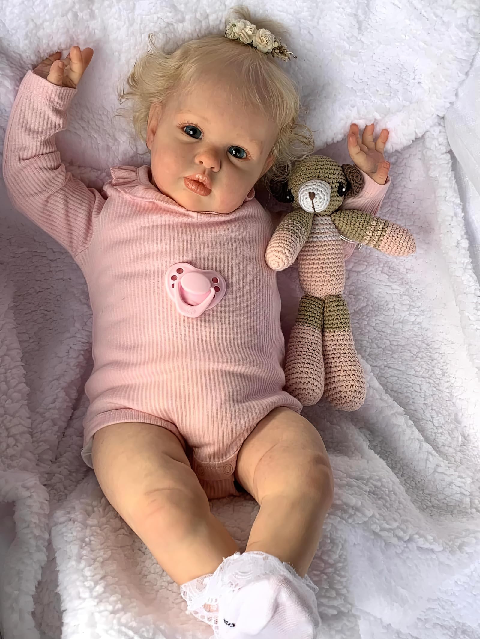 MineeQu 24 Zoll Realistische Reborn Baby Puppe Blondes Haar & Blaue Augen Kleinkind-Mädchenpuppe Rosa Strickoutfit Geschenksatz