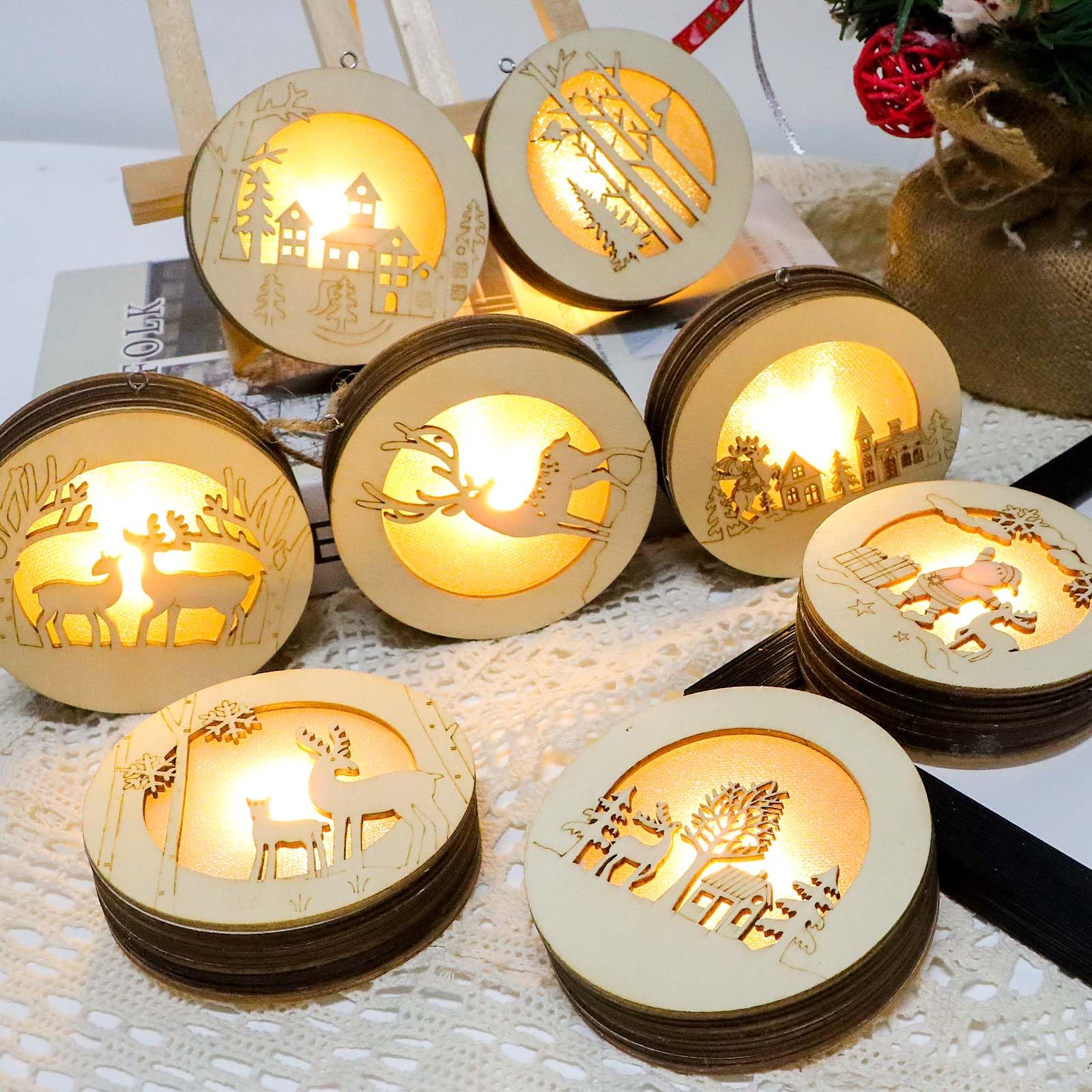 Weihnachtsdeko Holz, 8 Stück Holzanhänger Weihnachten LED Dekoleuchte aus Holz, 3.55 inch Hängende Runde Holzdeko Deko Beleuchtet für Weihnachten Advent Winter Stern Tisch Deko Beleuchtung(8 Muster)