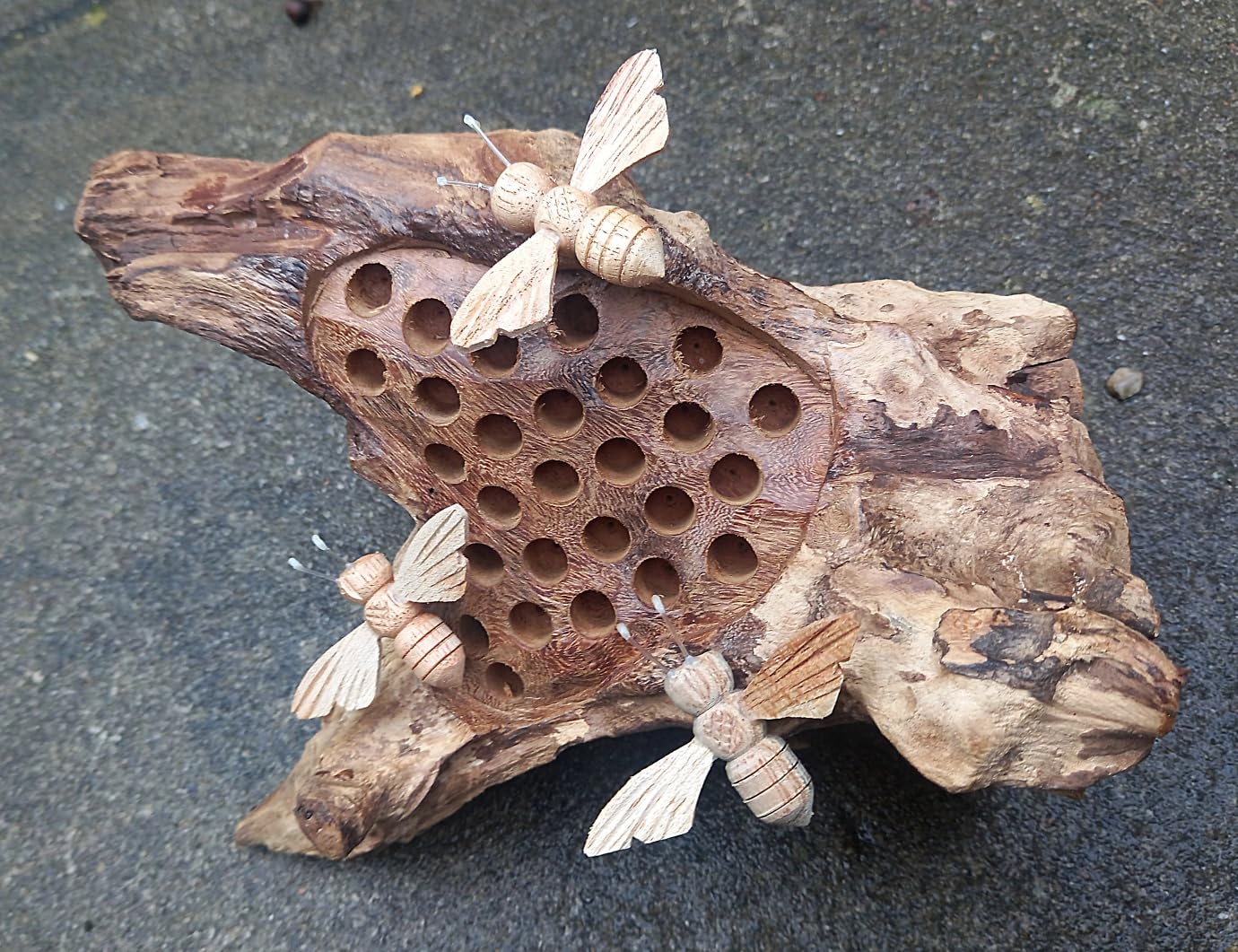 Insektenhotel aus Teakholz mit geschnitzten Bienen, 25 cm Ein schönes Insektenhotel für Ihren Garten, Terrasse oder Terrasse
