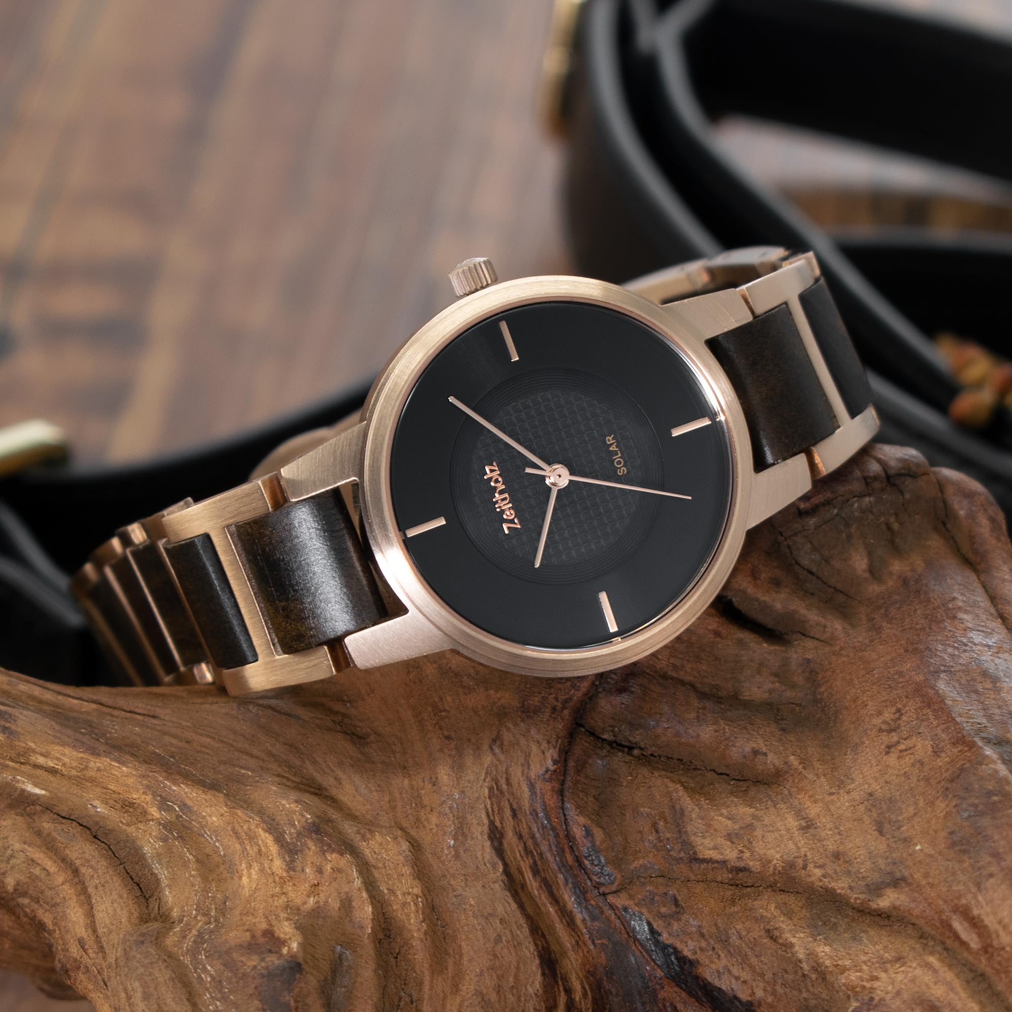 Solaruhr Damen - Freiberg Holzuhr 34mm, gefertigt aus Sandelholz oder Eichenholz mit fortschrittlicher japanischer Solartechnologie und einem eleganten, nachhaltigen Design. (schwarz)