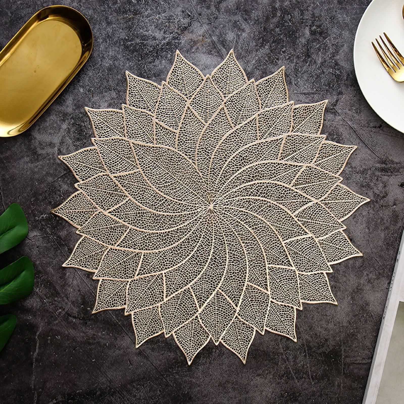 Placemats for Dining Table Gold, Set de Table Lot de 10 Motif de Fleur À Feuilles Creuses PVC sous Assiette 38cm