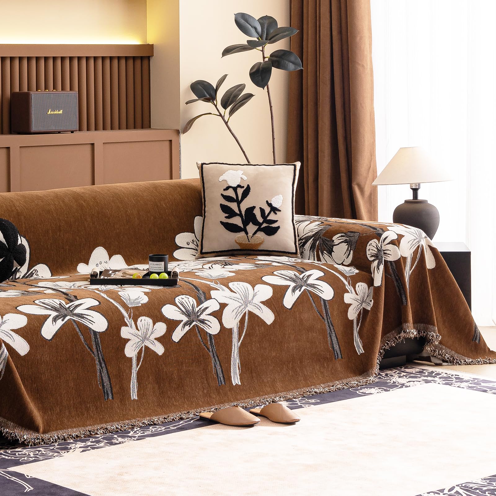 Adaptée aux animaux domestiques cette protection sofa marron évite les poils