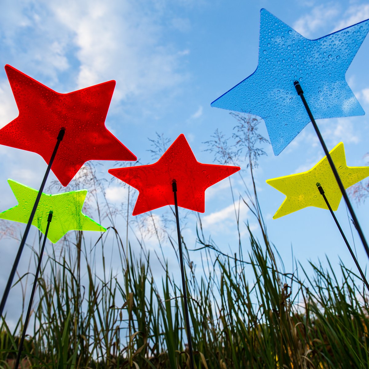 SUNPLAY Sonnenfänger Sterne Stella im FARBMIX, 5 Stück zu je 20 cm Durchmesser im Set + 70 cm Schwingstäbe