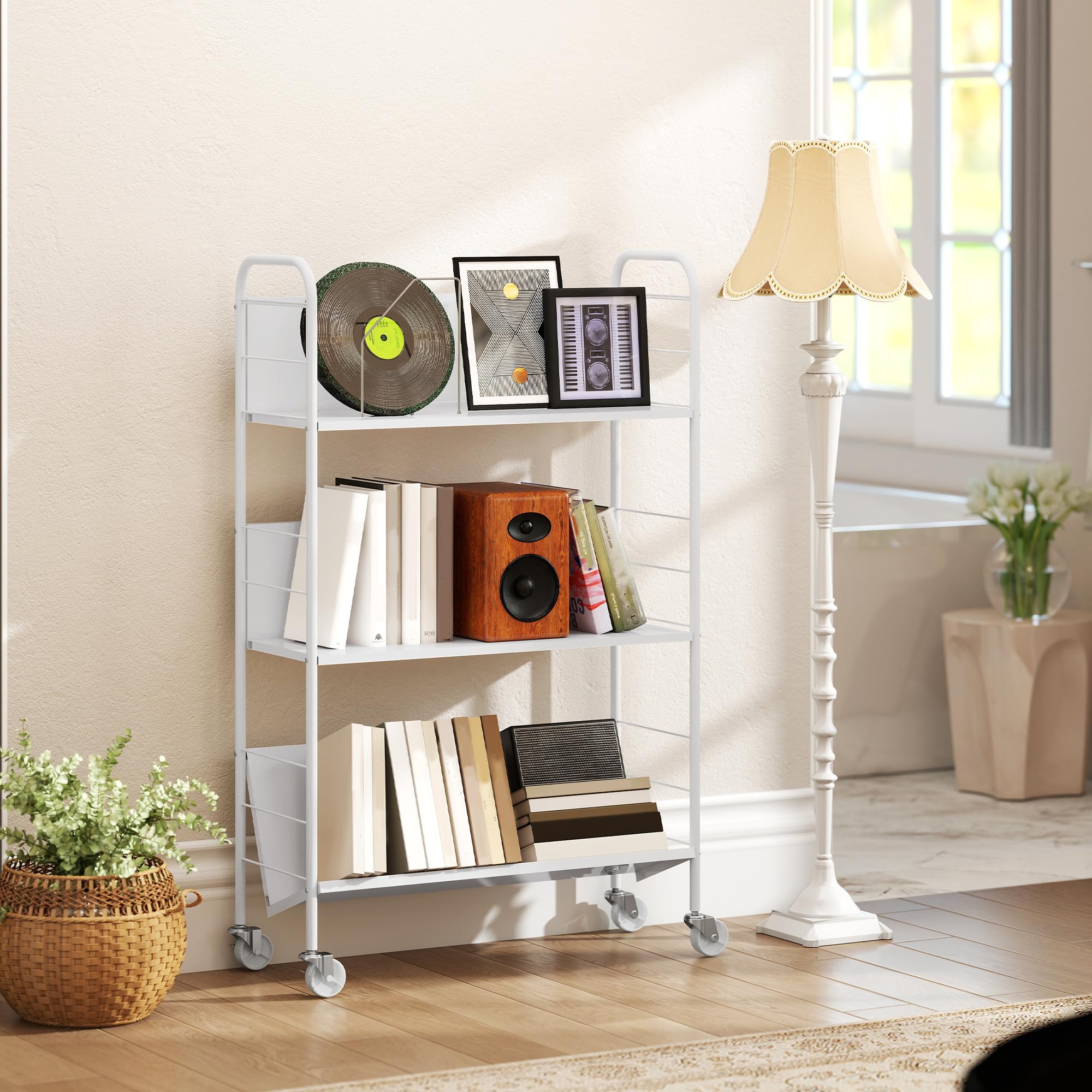 HOMCOM Carrello Portalibri a 3 Livelli in Metallo con Ruote Girevoli con Freno, Libreria Scaffale Moderno per Libri e Riviste, per Soggiorno, Camera da Letto, 69x26x108 cm, Bianco