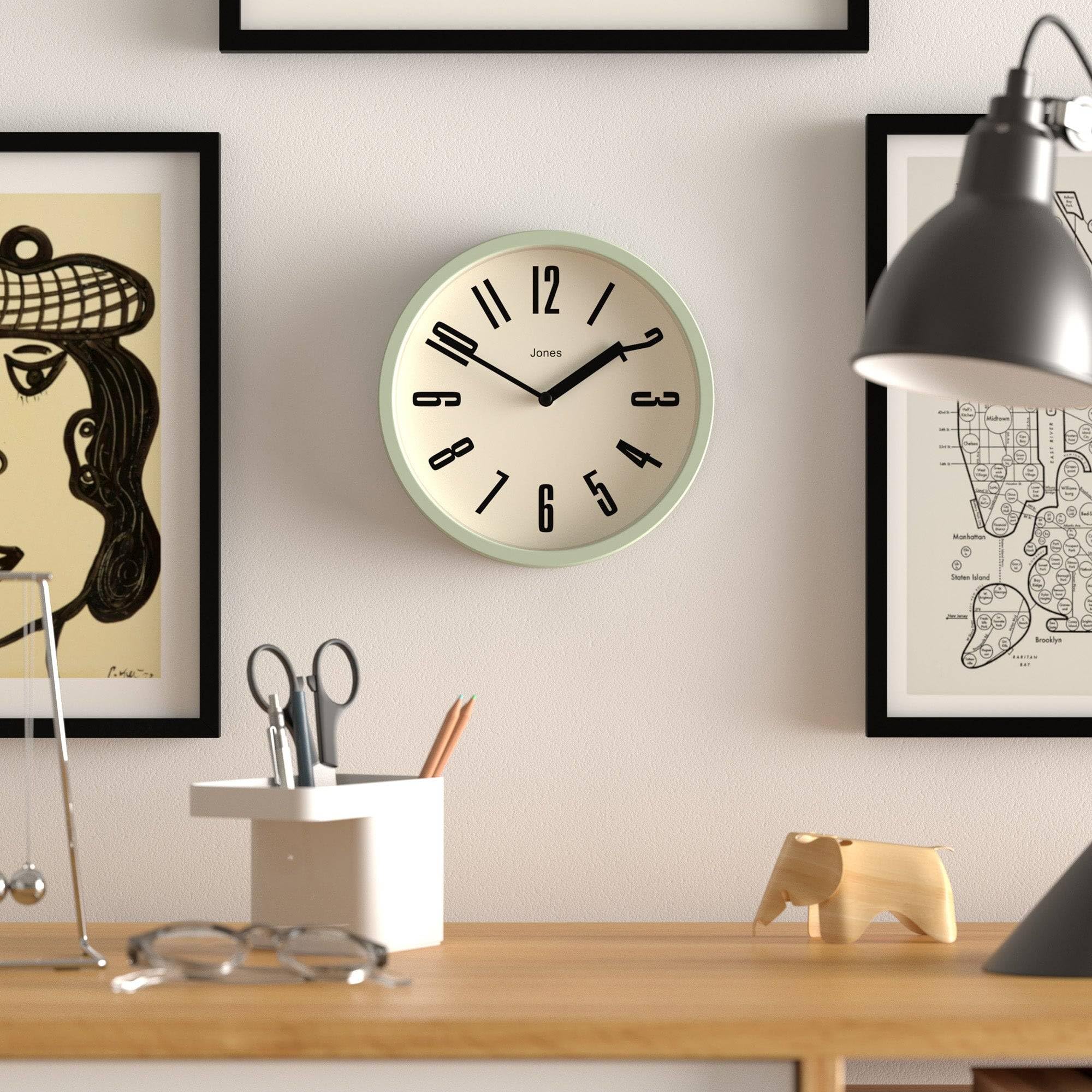 Jones Clocks® Hot Tub Orologio a parete | Piccolo orologio a tondo retrò | 20cm | Verde pallido | Numeri facili da leggere | Ideale per cucina, ufficio, stanza dei bambini, spazi grandi o piccoli